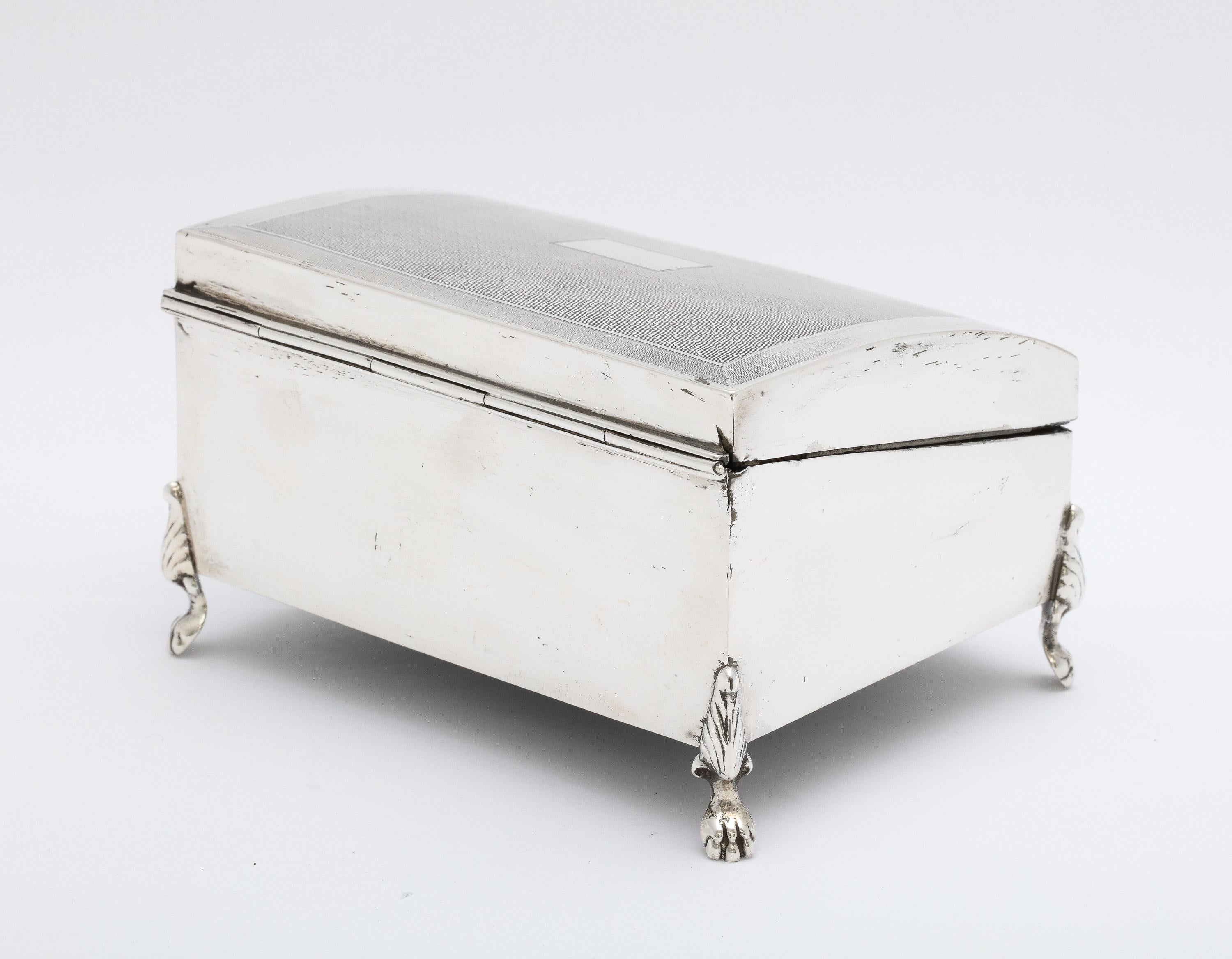Art Deco Period Sterling Silver Footed Engine-Turned Table Box with Hinged Lid For Sale 4