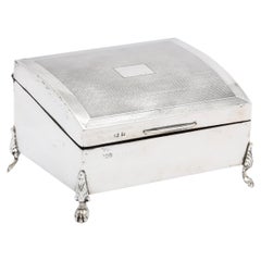 Caja de mesa de plata de ley con pie torneado y tapa abatible, época Art Déco