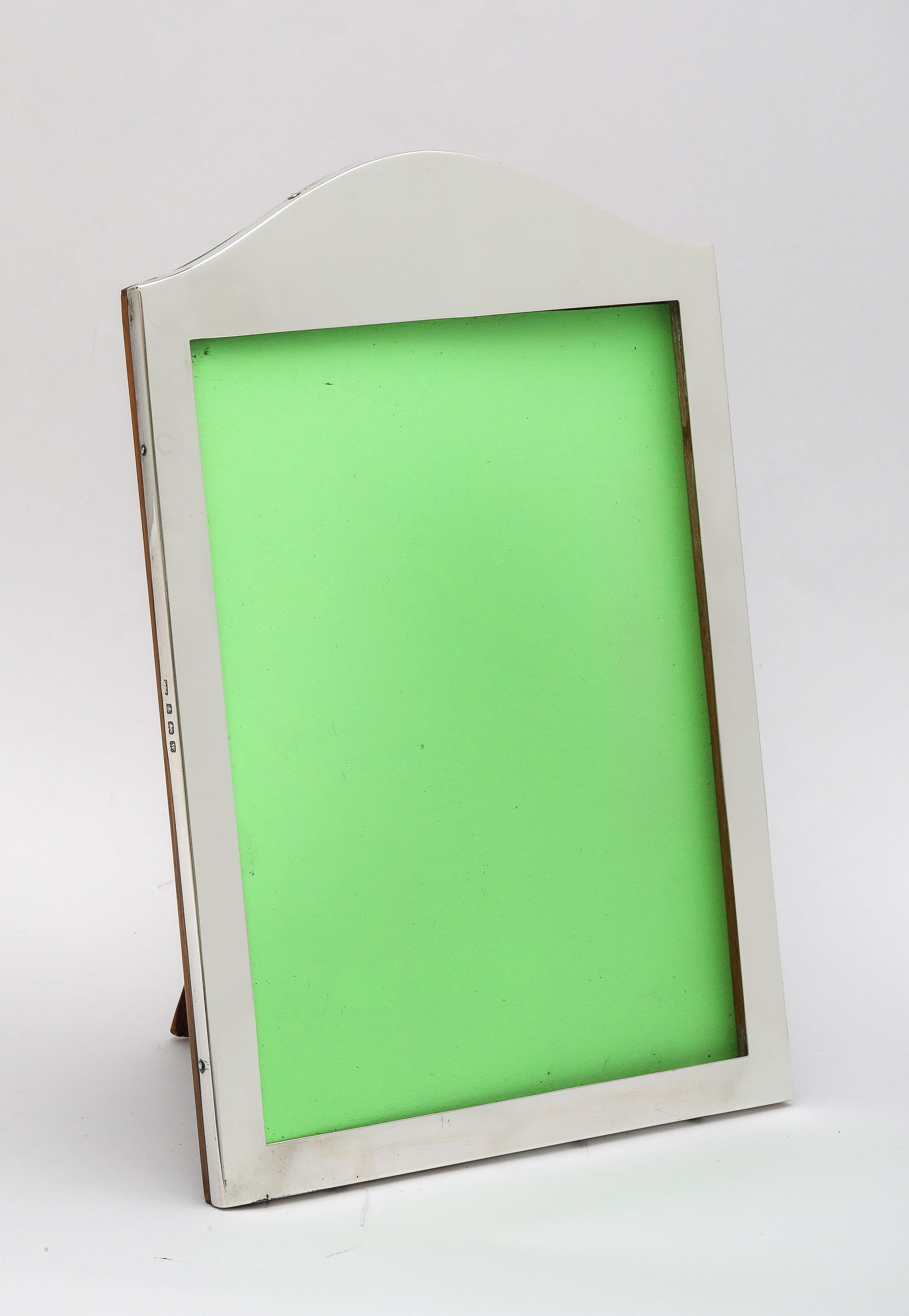 Art Deco Period Sterling Silver Hump-Top Picture Frame With Wood Back In Good Condition For Sale In New York, NY