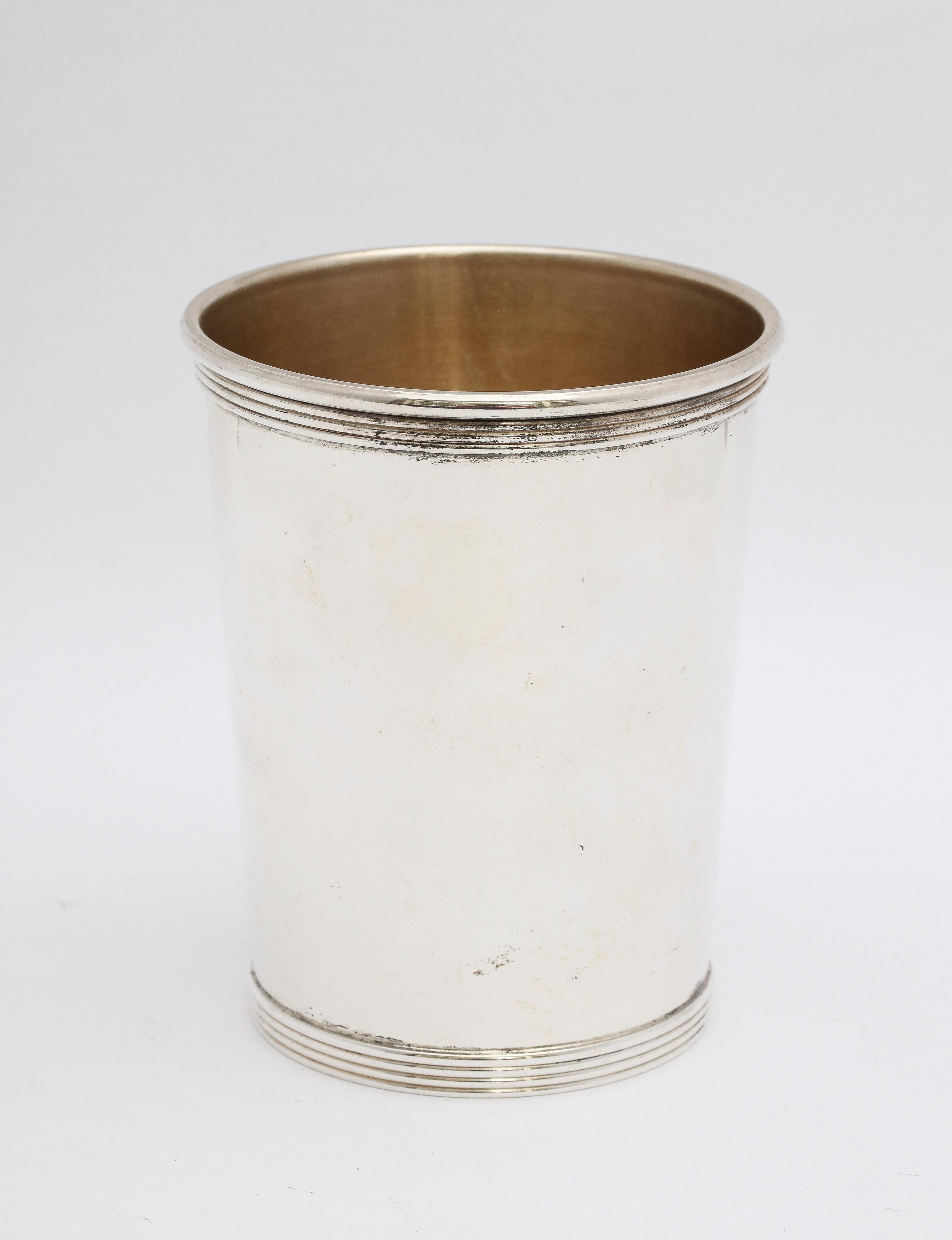 Art Deco Zeit, Sterling Silber Mint Julep Cup, Alvin Silver Manufacturing. Company, Providence, Rhode Island, ca. 1930er-1940er Jahre. Maßnahmen 3 3/4 Zoll hoch x 3 1/8 Zoll Durchmesser (über die Öffnung); wiegt 4,030 Feinunzen. Innen leicht