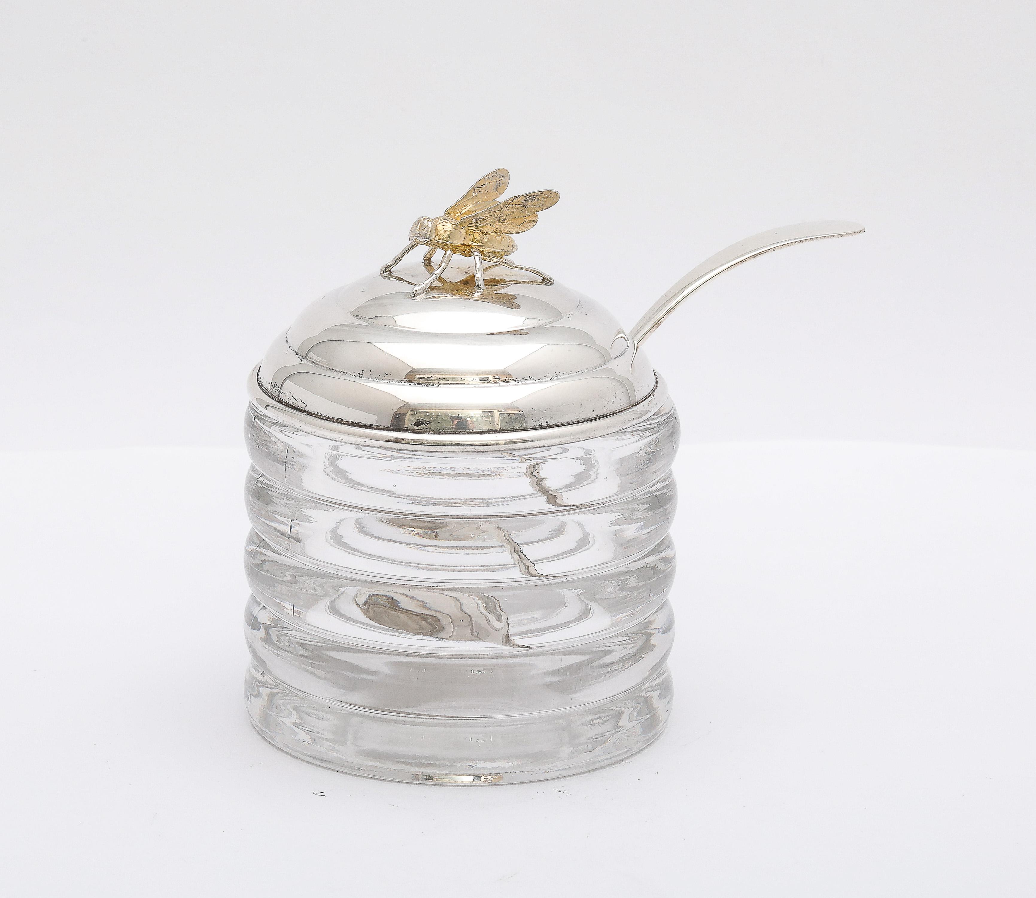 Periodo Art Decó, plata de ley montada, tarro de miel en forma de colmena y cuchara de miel original de plata de ley, R. Blackinton & Co., No. Attleboro, Massachusetts, ca. 1930. El tarro de miel de cristal tiene forma de colmena. La tapa de plata
