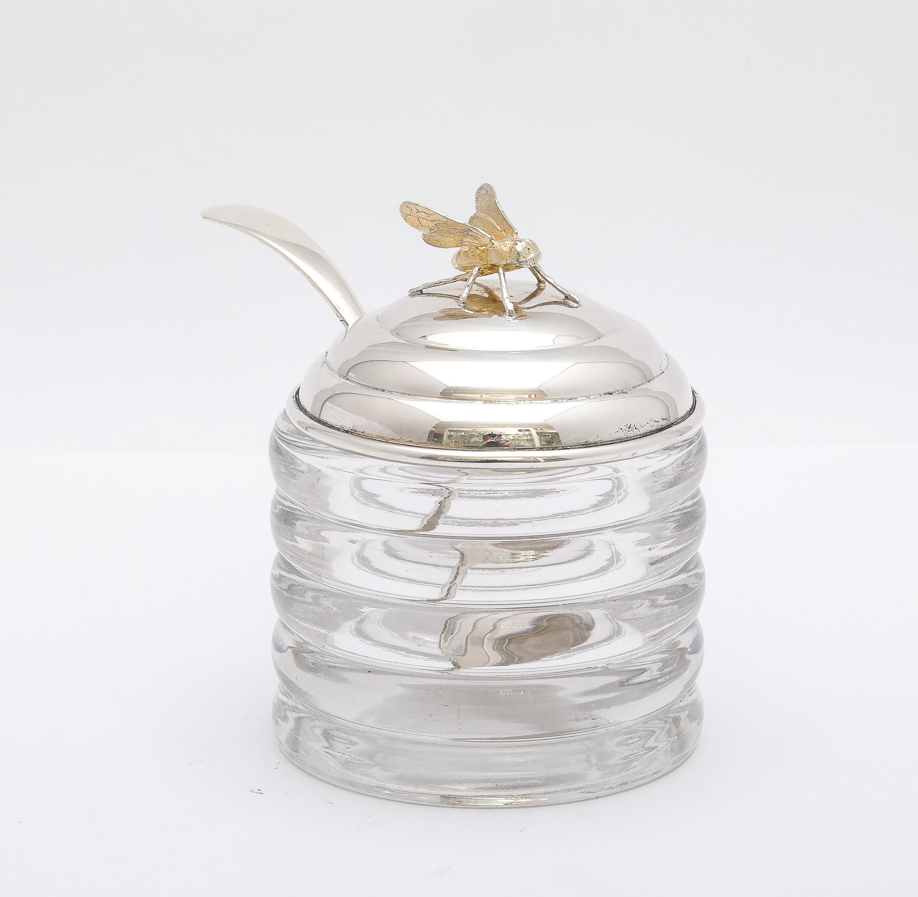 Tarro de Miel en Forma de Colmena Montado en Plata de Ley de la Época Art Decó Con Cuchara para Miel en Bueno Estado en New York, NY