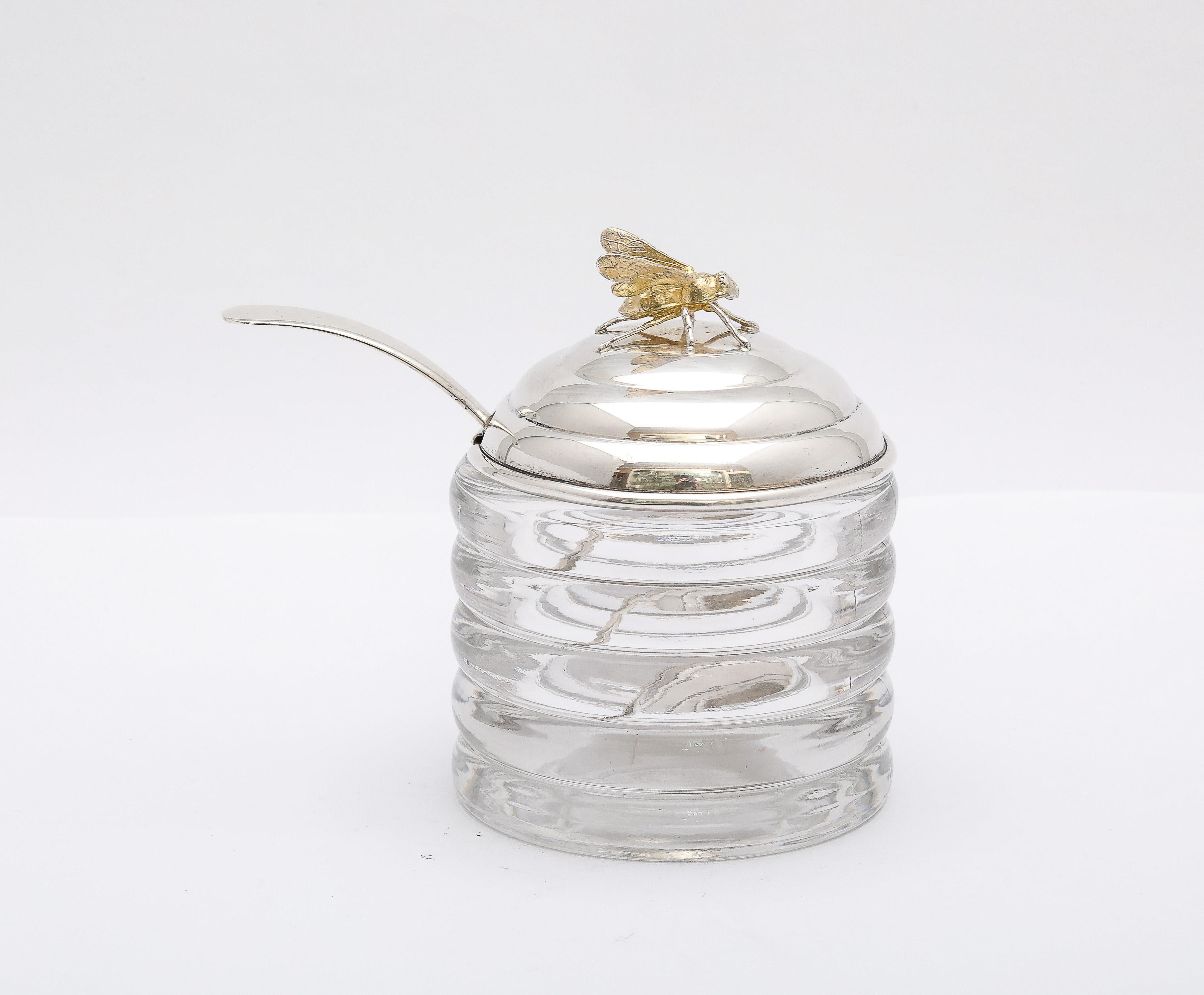 Tarro de Miel en Forma de Colmena Montado en Plata de Ley de la Época Art Decó Con Cuchara para Miel mediados del siglo XX