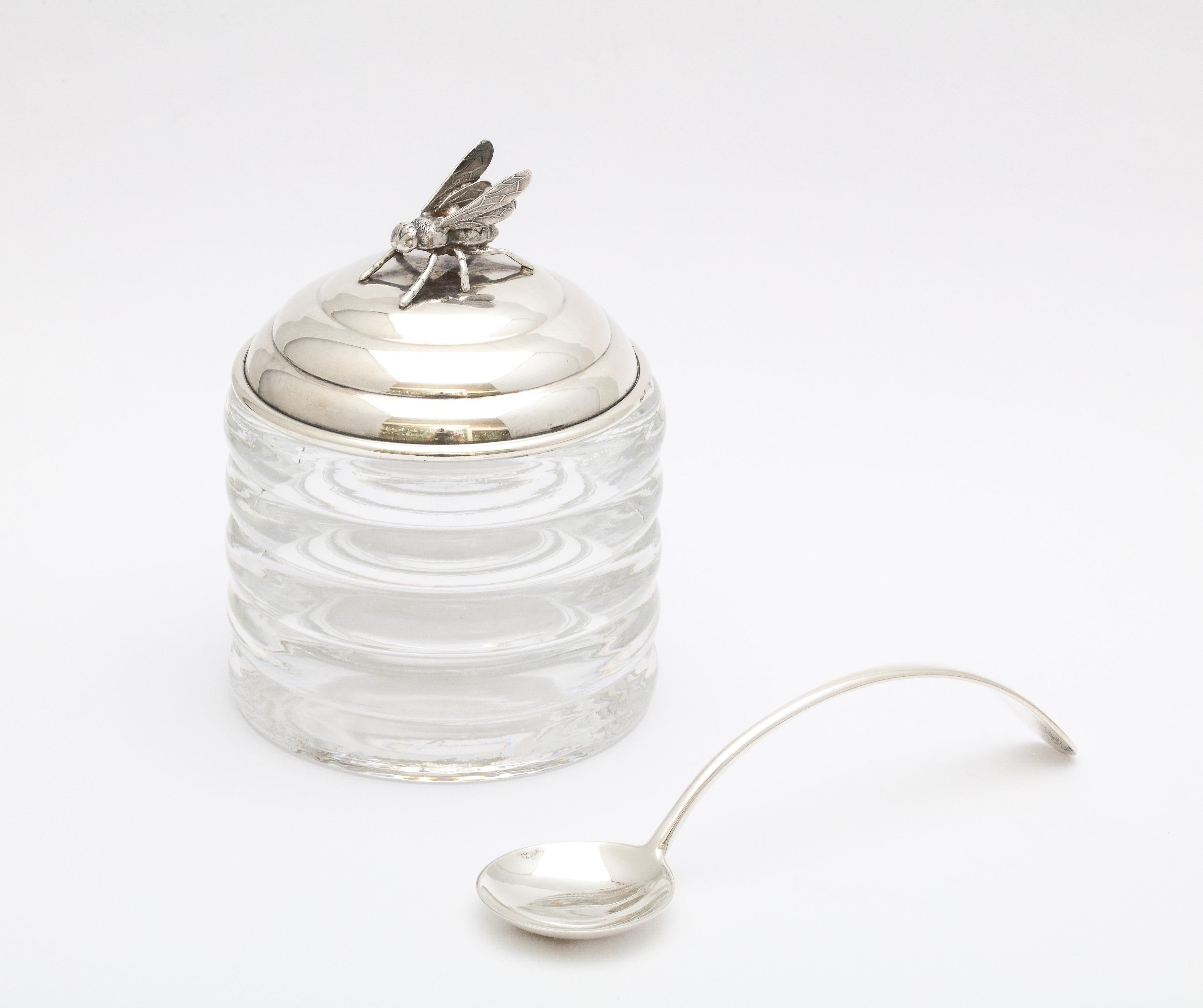 Art Deco Period Sterling Silver-Mounted Beehive-Form Honey Jar With Spoon In Good Condition In New York, NY