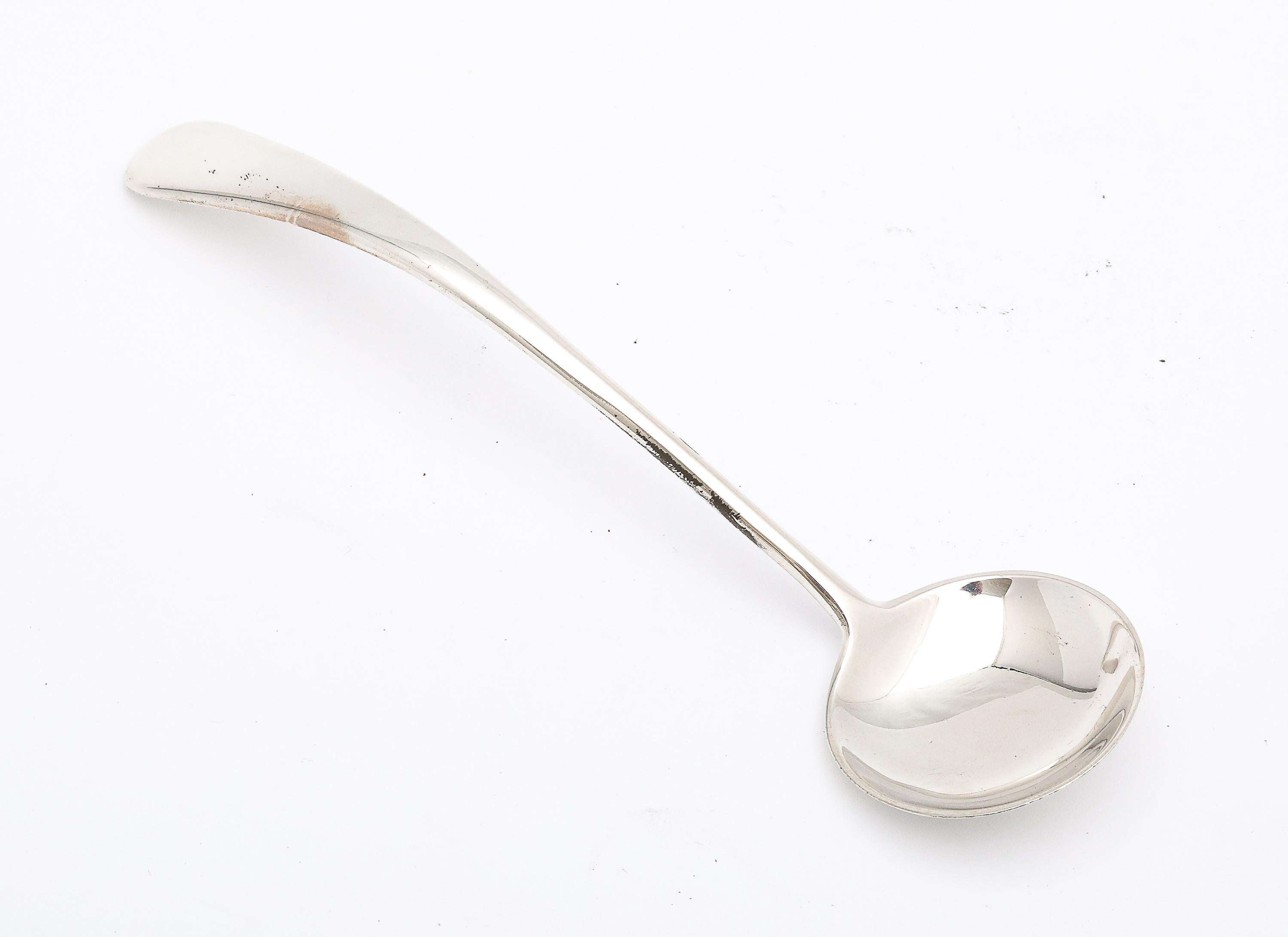 Vaso da miele ad alveare in argento massiccio del periodo Art Déco con cucchiaio originale in vendita 11