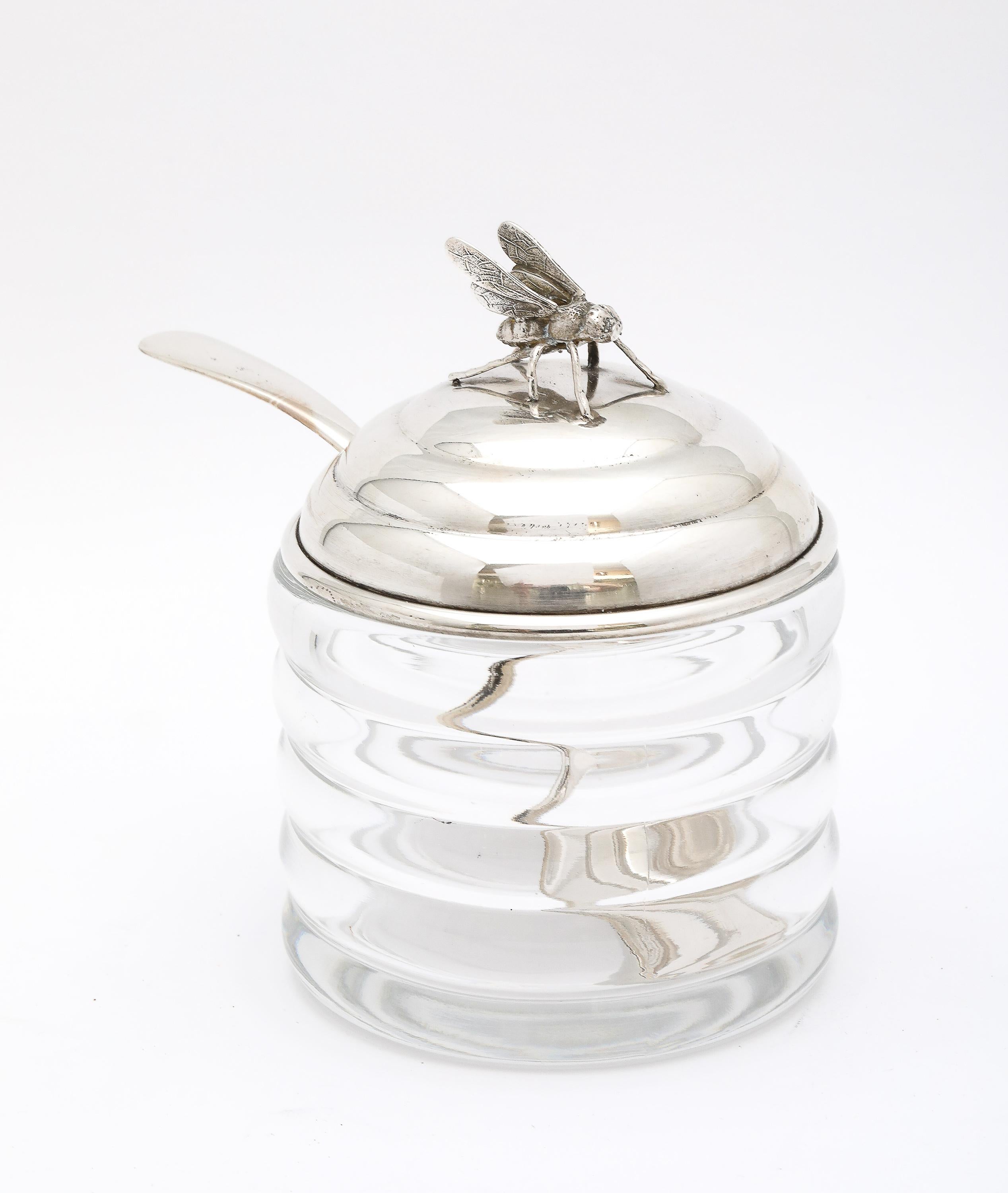 Vaso da miele a forma di alveare in argento sterling del periodo Art Deco, R. Blackinton & Co., No. Attleboro, Mass. 1930's. Il barattolo del miele in vetro ha la forma di un alveare. L'argento sterling è sormontato da un terminale che è un'ape in