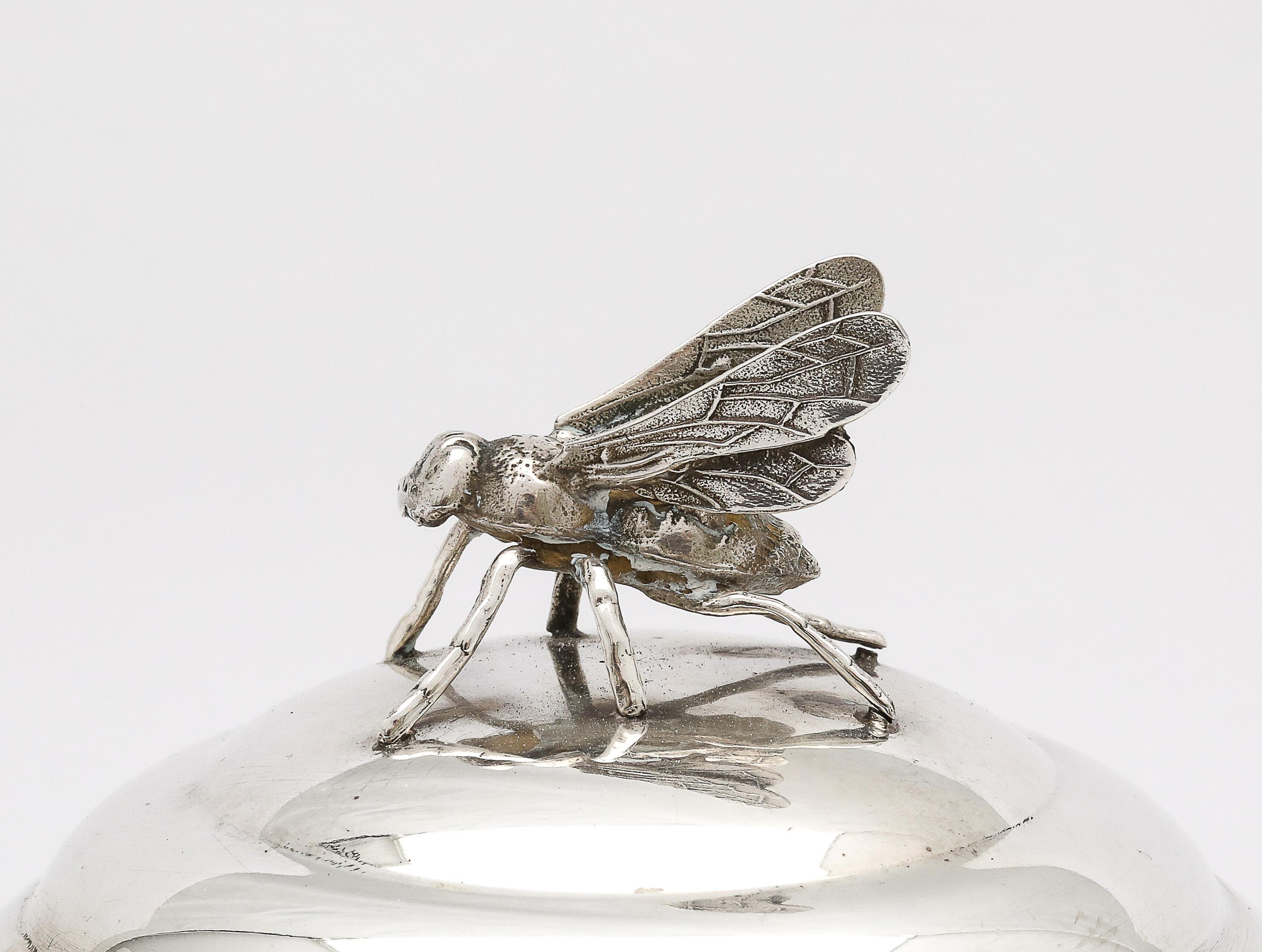 Vaso da miele ad alveare in argento massiccio del periodo Art Déco con cucchiaio originale In condizioni buone in vendita a New York, NY