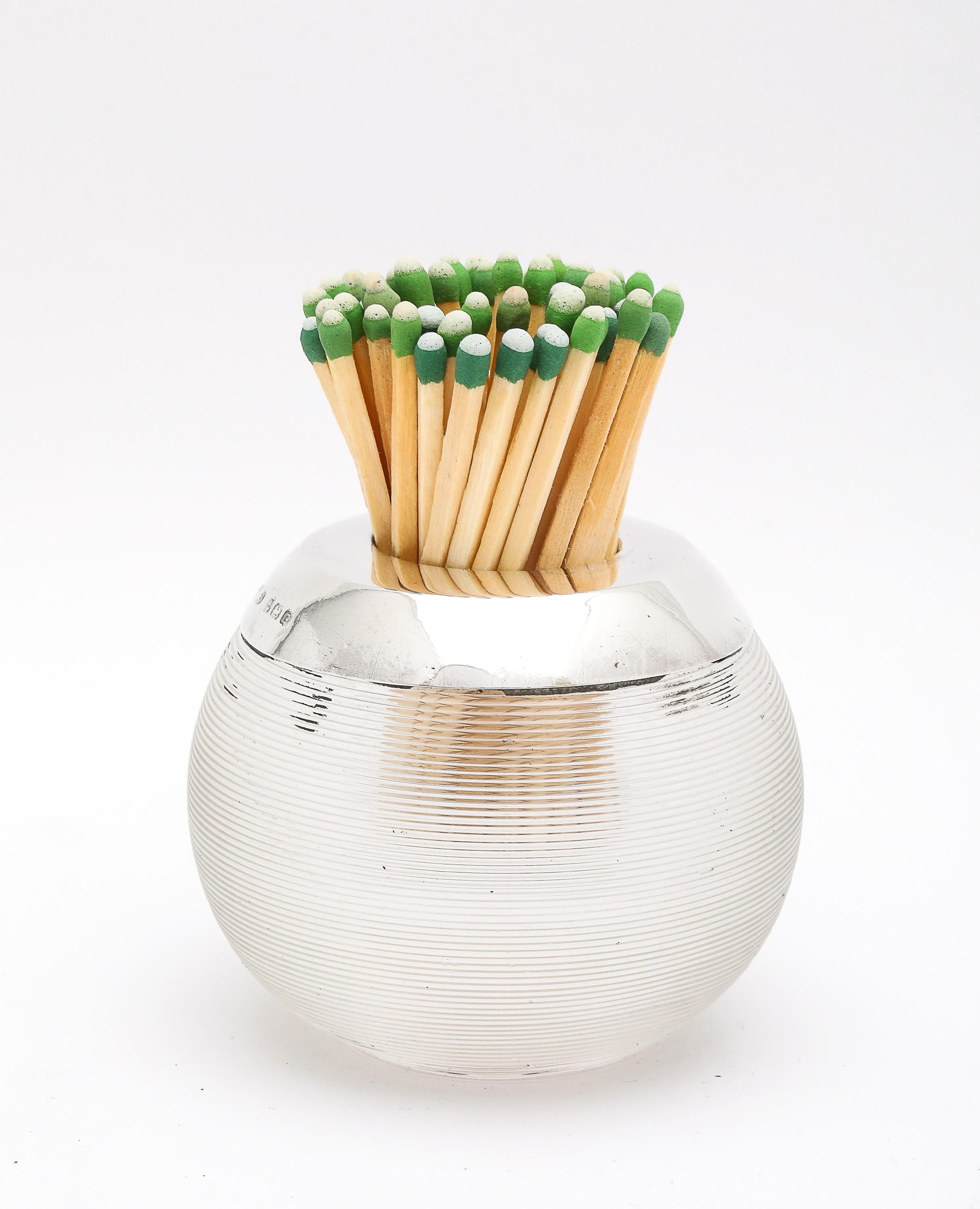 Période Art Déco A Silver Silver, avec une baguette d'allumette en cristal montée sur fil Bon état - En vente à New York, NY