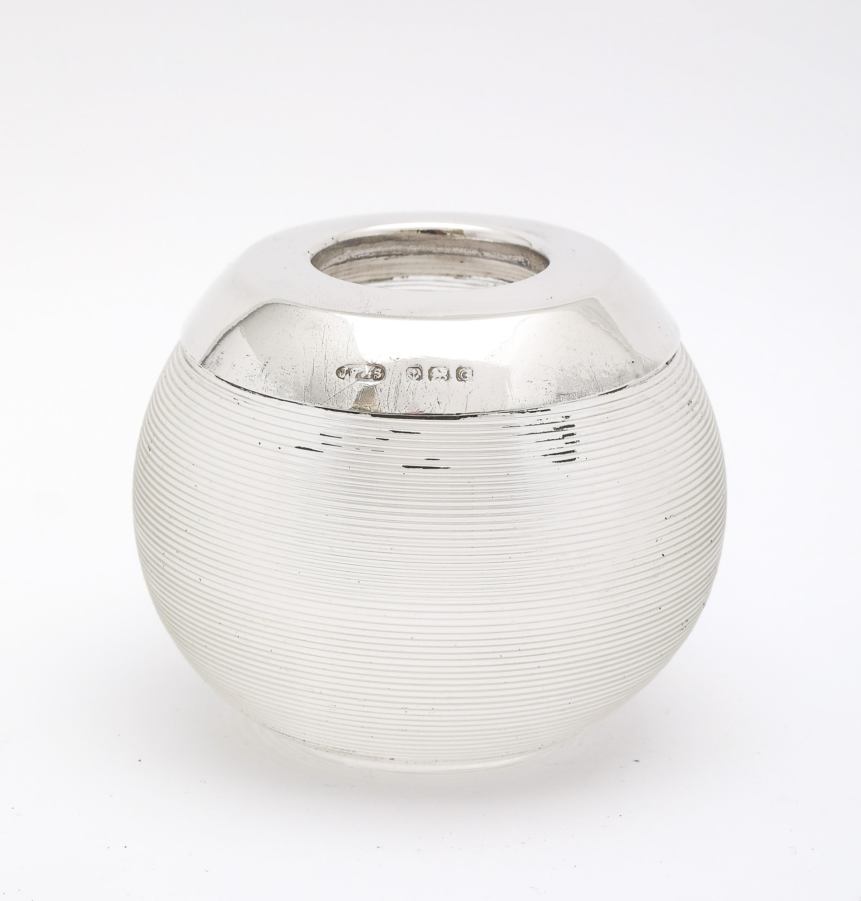 Argent sterling Période Art Déco A Silver Silver, avec une baguette d'allumette en cristal montée sur fil en vente