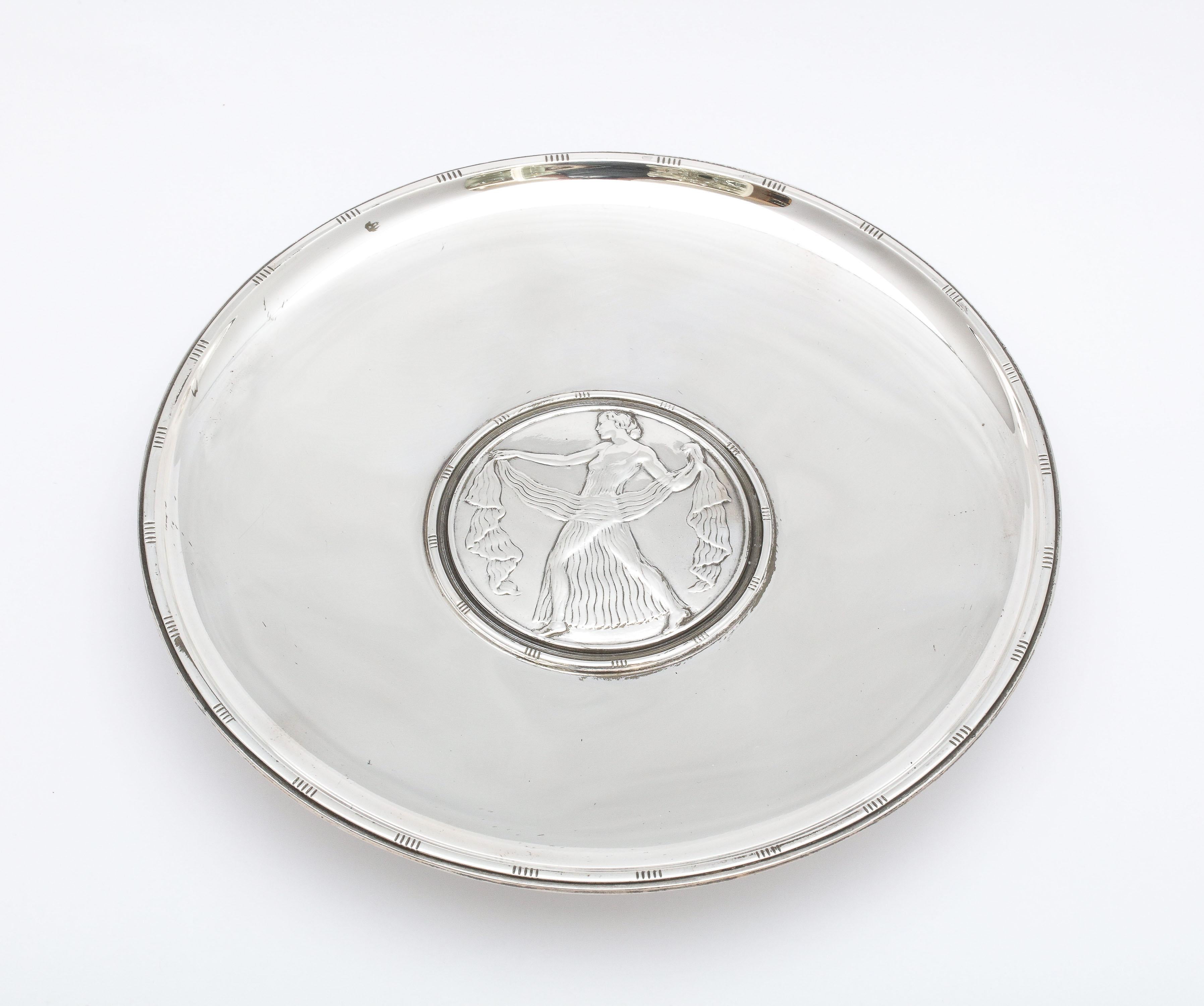Art Deco Period Sterling Silver Round Serving Platter on Raised Base Tiffany In Good Condition For Sale In New York, NY