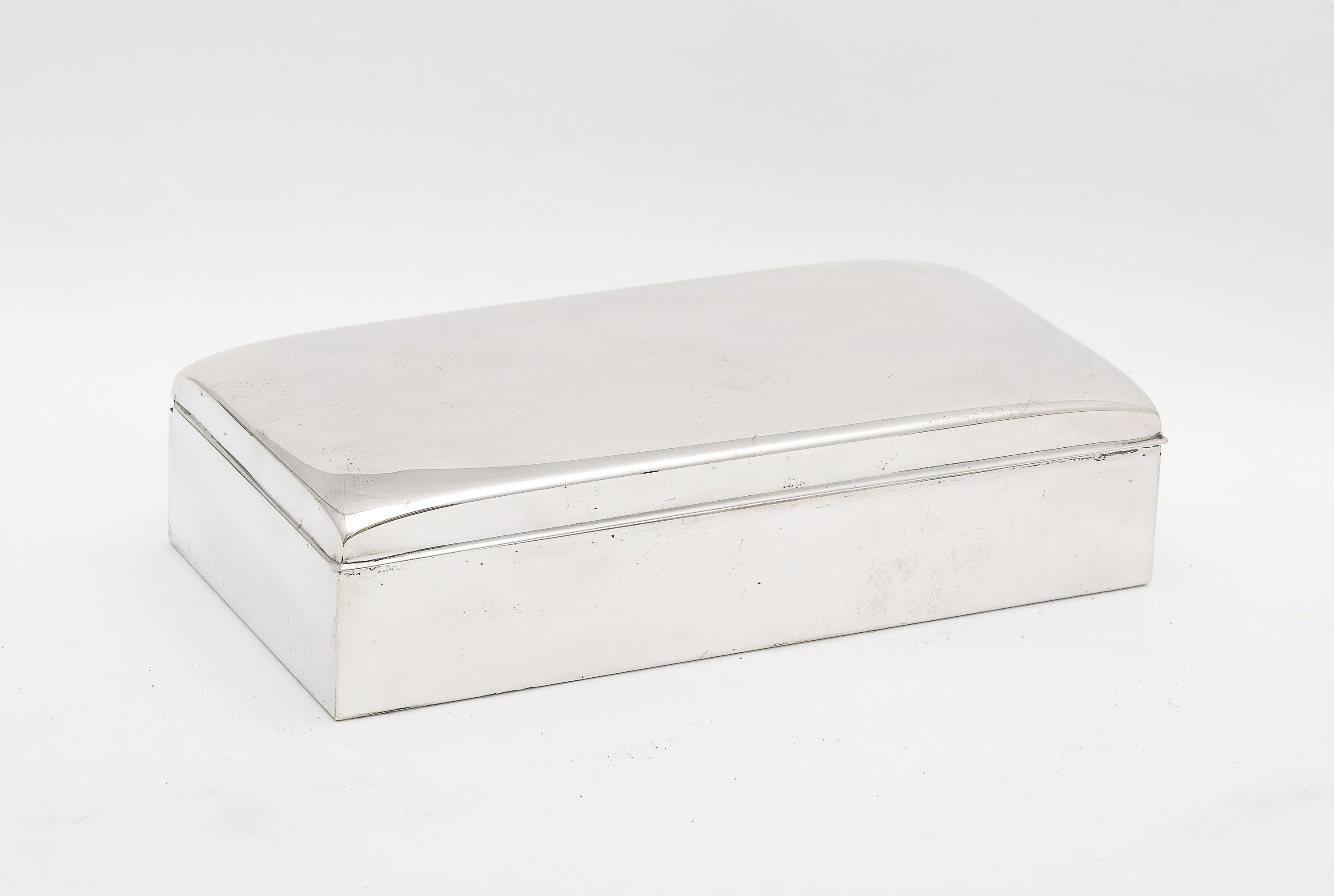Scatola da tavolo in argento sterling del periodo Art Deco, Poole Silver Co., Taunton, Massachusetts, ca. 1930's. Foderato in Wood. Misura 6 pollici di larghezza x 3 pollici di profondità x 1 3/4 pollici di altezza. La parte inferiore è rivestita in