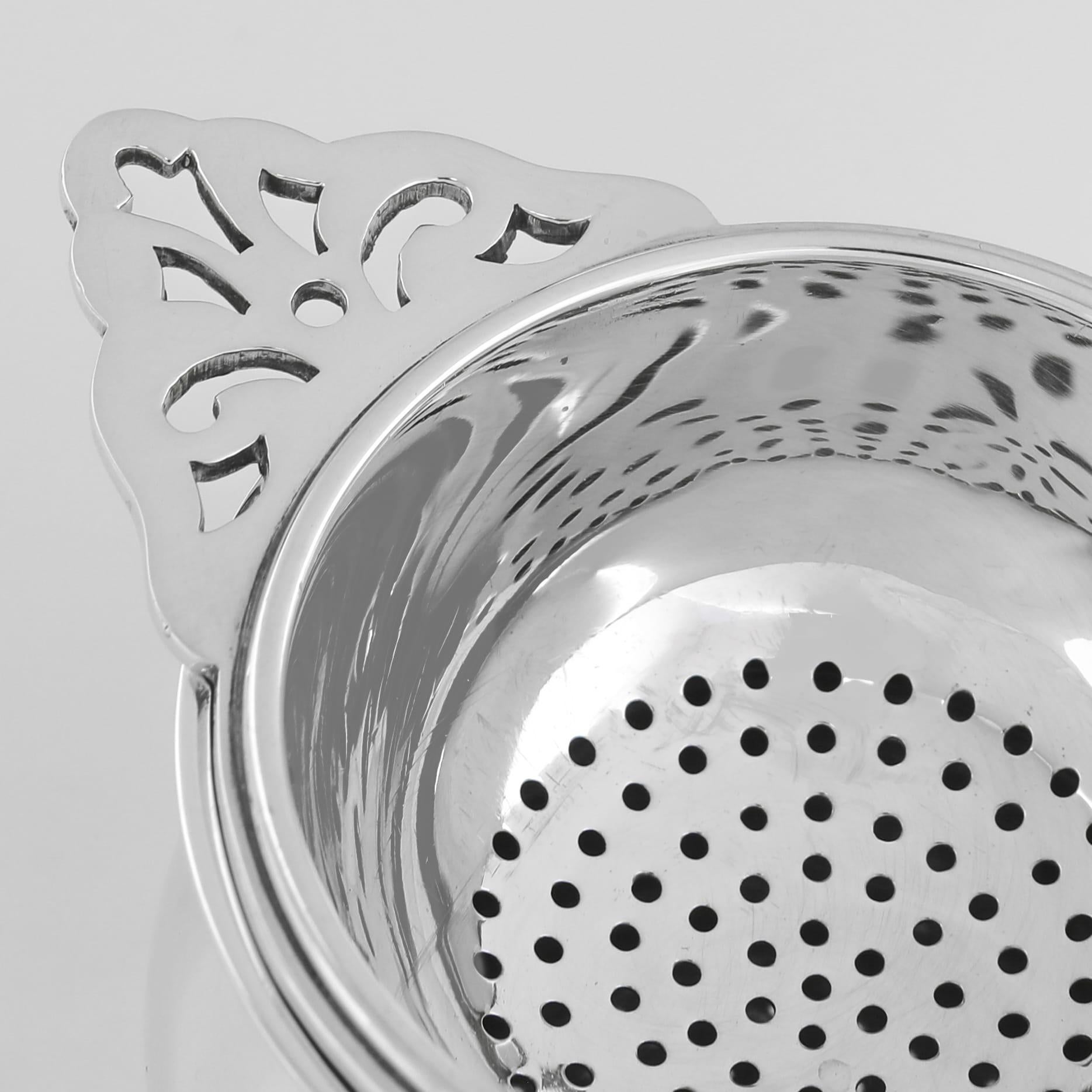 English Art deco period sterling silver tea strainer made in 1938 For Sale