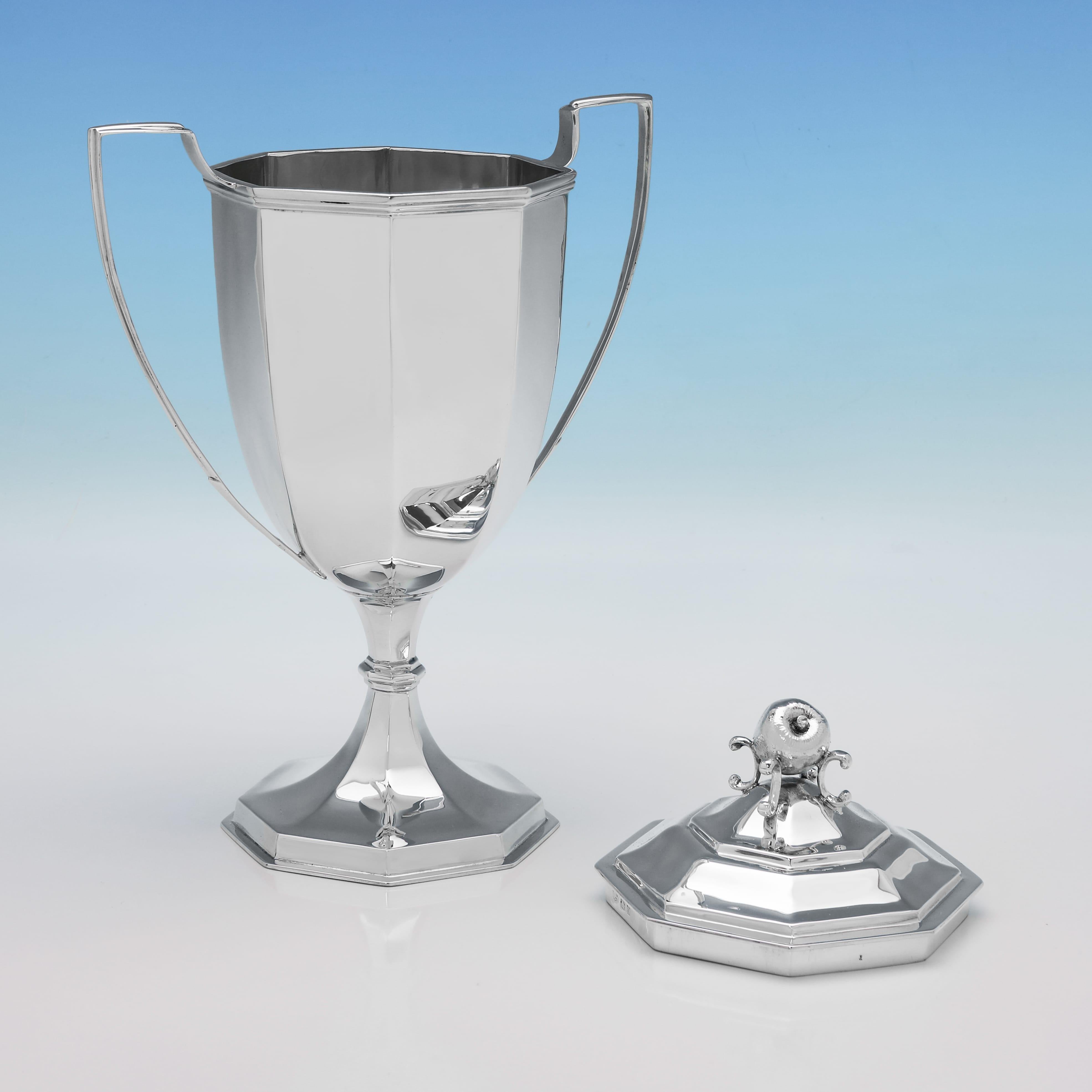 Diese hübsche Trophäe aus Sterlingsilber aus der Zeit Georg V. wurde 1932 in Birmingham von S. Blanckensee & Son Ltd. gepunzt. Sie ist achteckig und hat Details aus Schilfrohr und eine Apfelflosse. Die Trophäe ist 30 cm (11,75