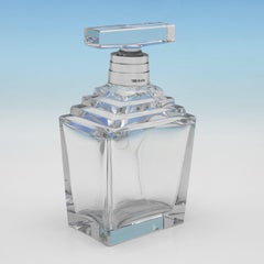 Elegante Decantador Art Decó de Cristal y Plata de Walker & Hall Fabricado en 1938