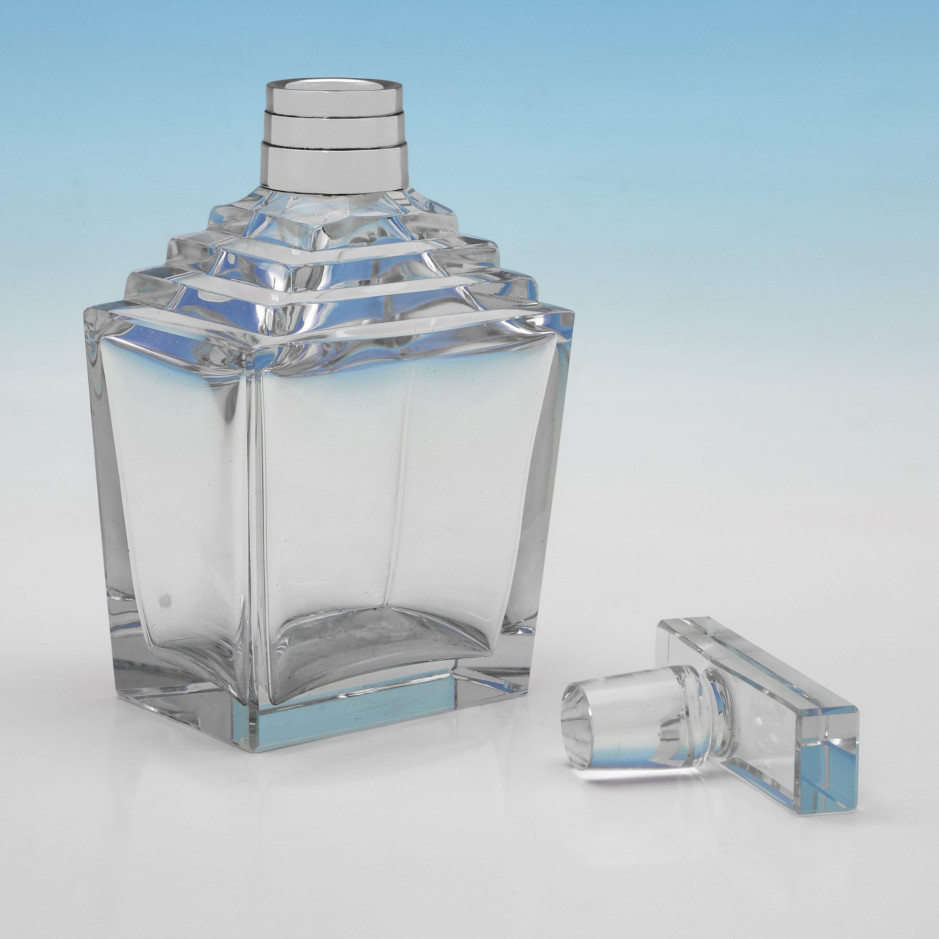 Inglese Eleganza del decanter Art Deco in cristallo e argento di Walker & Hall Made in 1938 in vendita