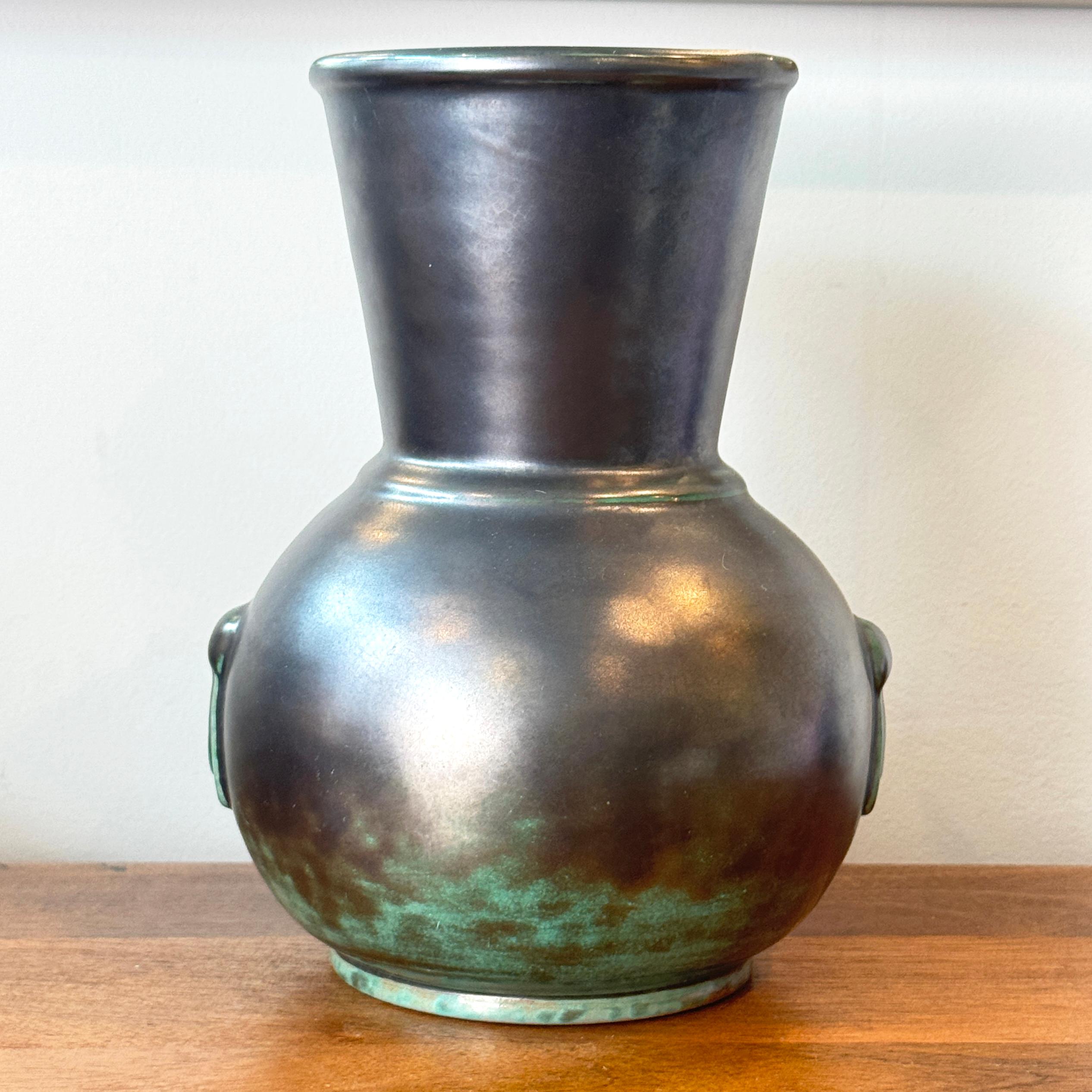 Art déco Vase en grès émaillé argenté Swedish Grace d'époque Art Déco en vente