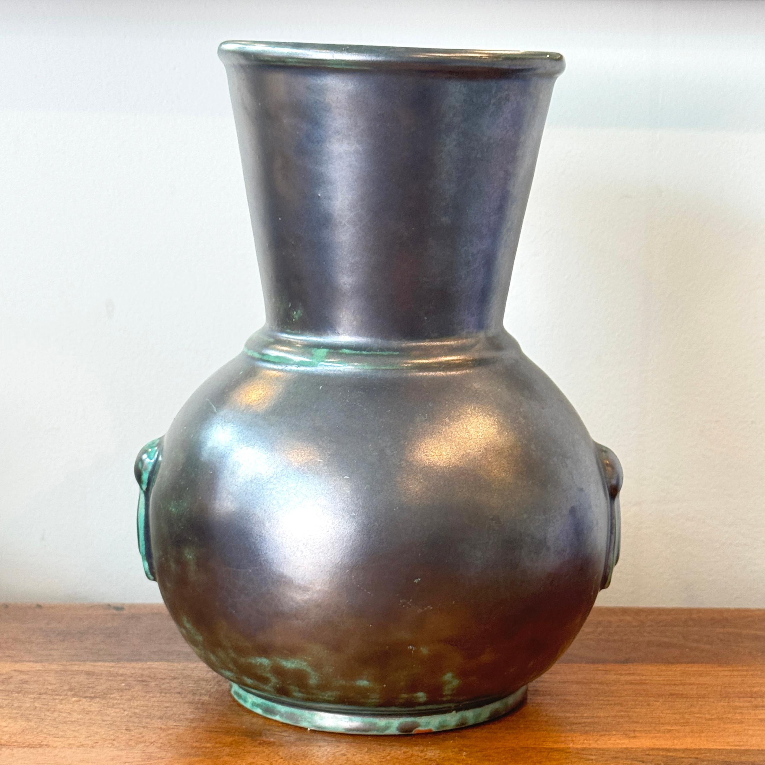 Vase en grès émaillé argenté Swedish Grace d'époque Art Déco État moyen - En vente à Philadelphia, PA