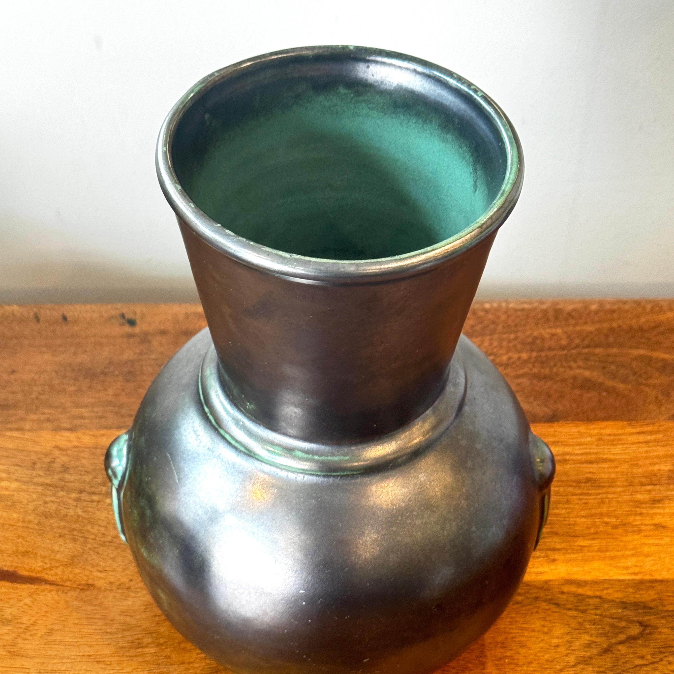 Milieu du XXe siècle Vase en grès émaillé argenté Swedish Grace d'époque Art Déco en vente