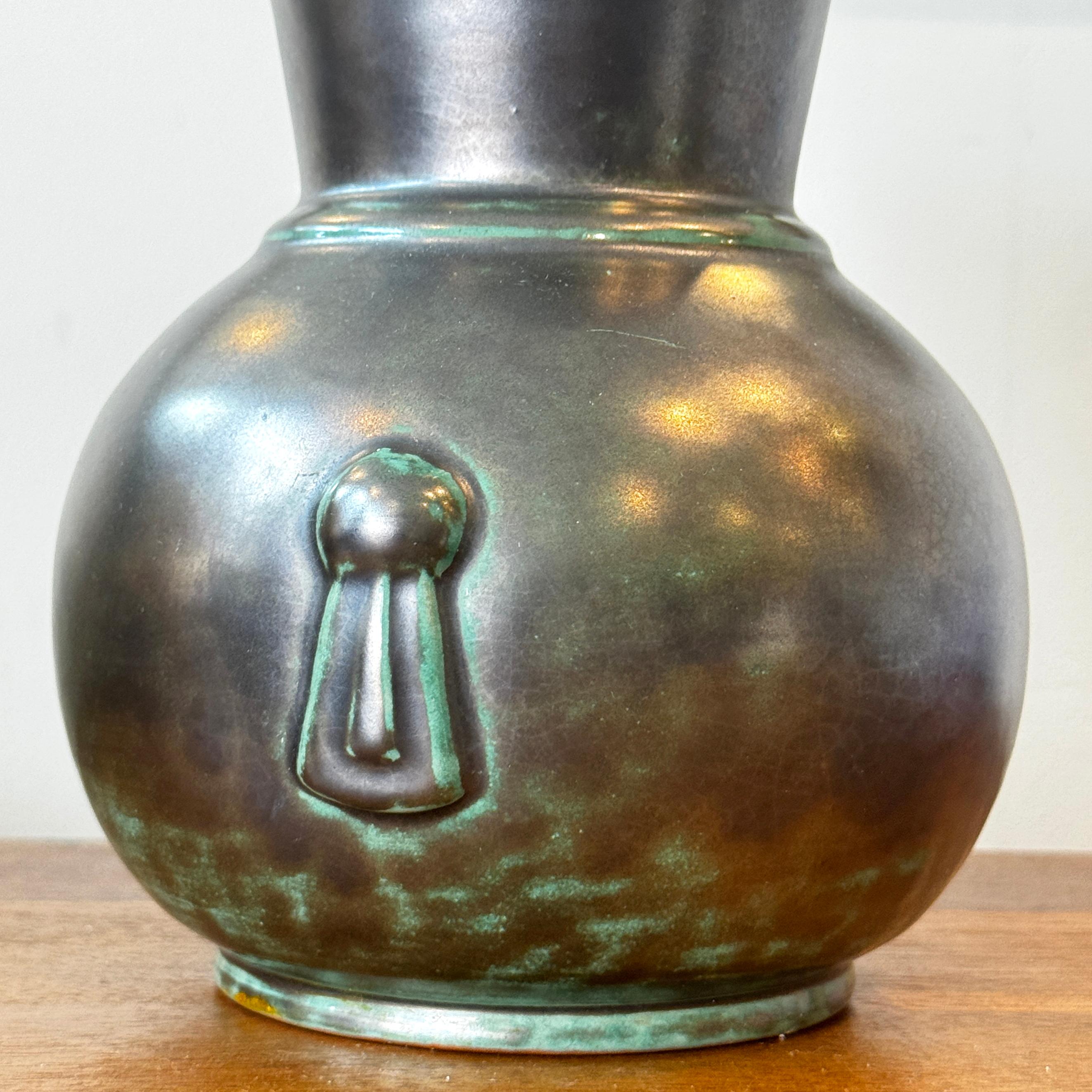 Grès Vase en grès émaillé argenté Swedish Grace d'époque Art Déco en vente