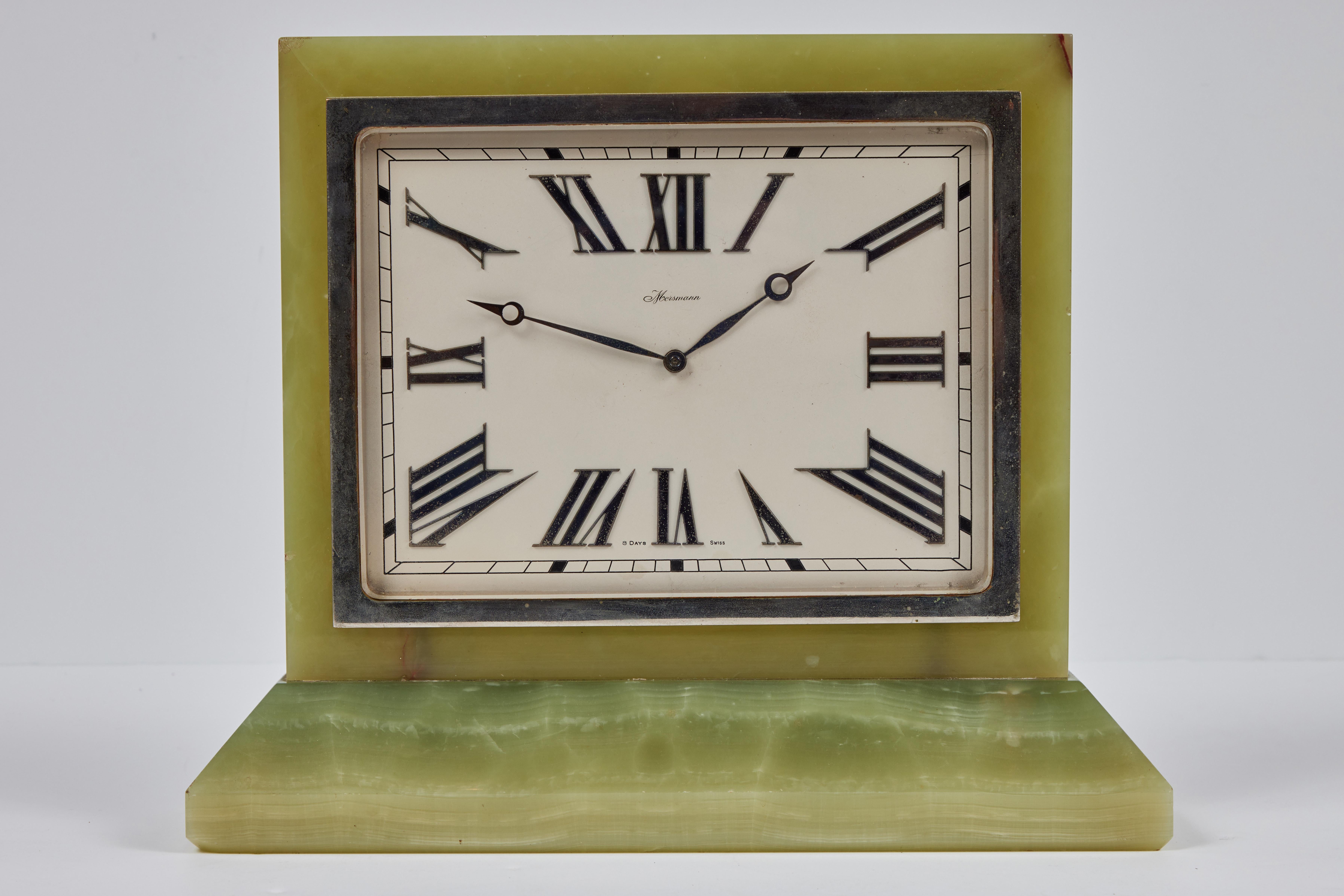 Une grande et élégante horloge de table à boucle du fabricant suisse Mersmann. La pièce d'horlogerie rectangulaire indique 