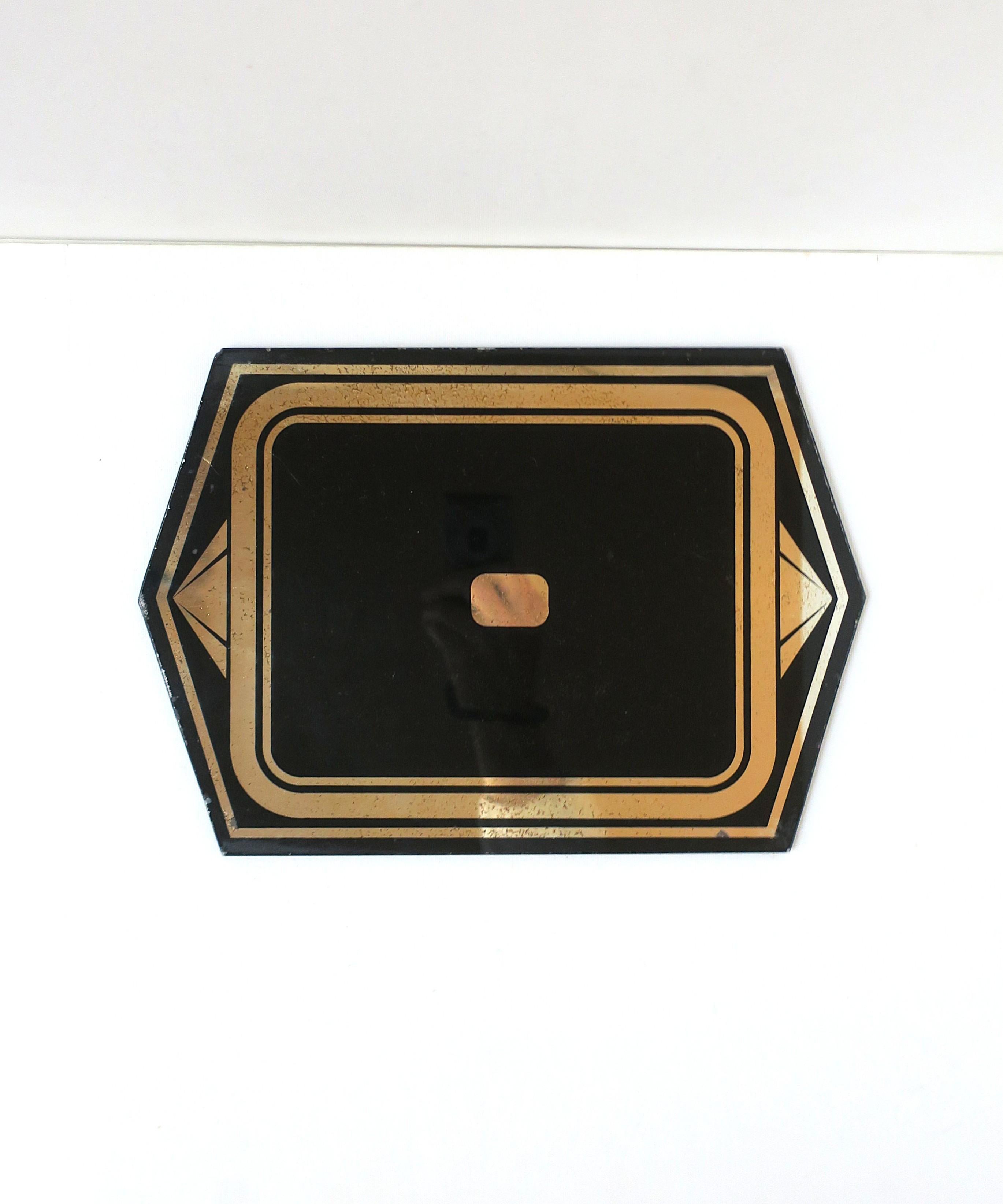 Vassoio rettangolare per vanità in vetro nero e oro, periodo Art Deco, circa inizio XX secolo. Bellissimi dettagli Art Deco in nero e oro chiaro, tra cui un dettaglio simmetrico angolare a sinistra/destra, rifinito con un fondo in feltro nero. 

