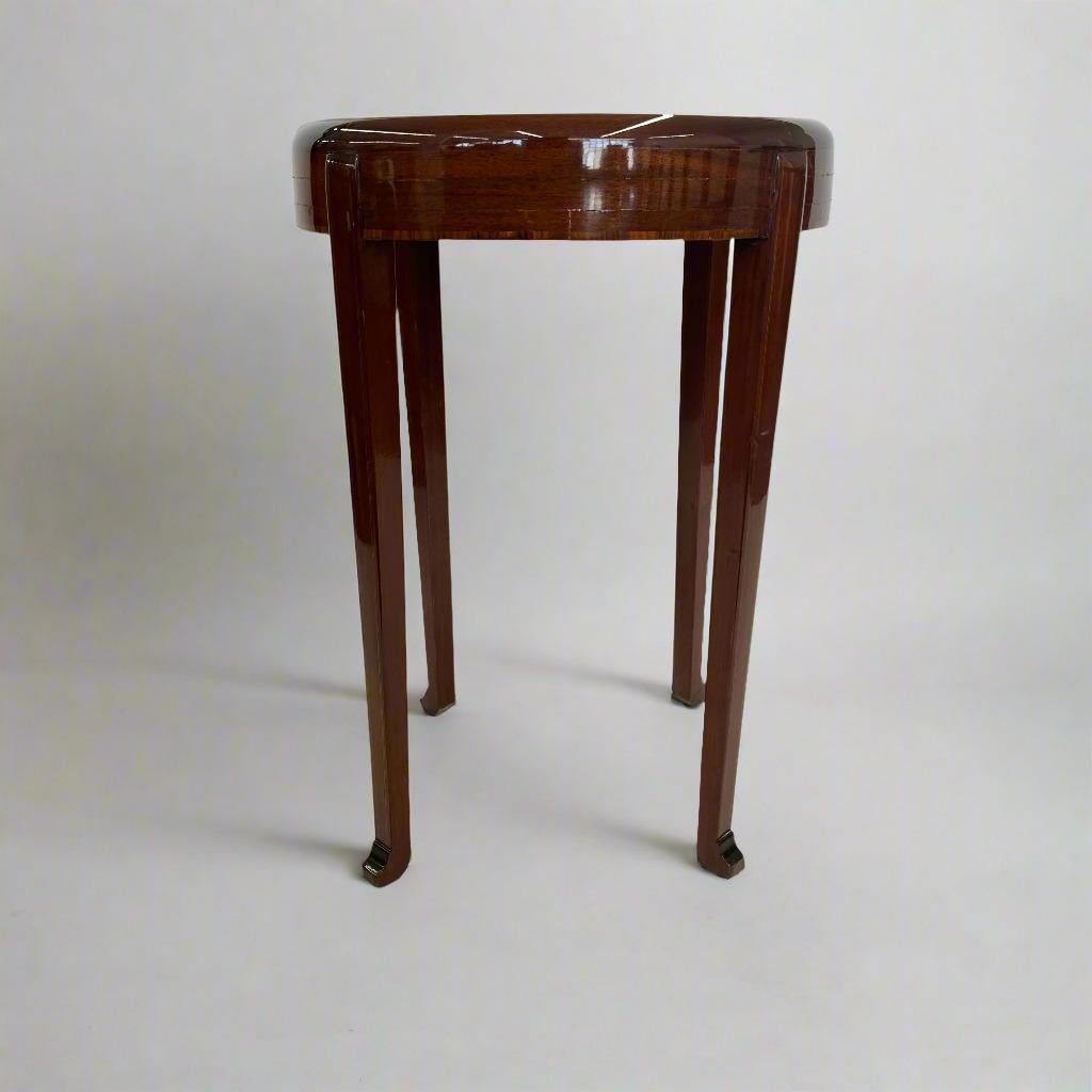 Art Deco Period Walnut Table France circa 1930 In condizioni buone in vendita a New York, NY