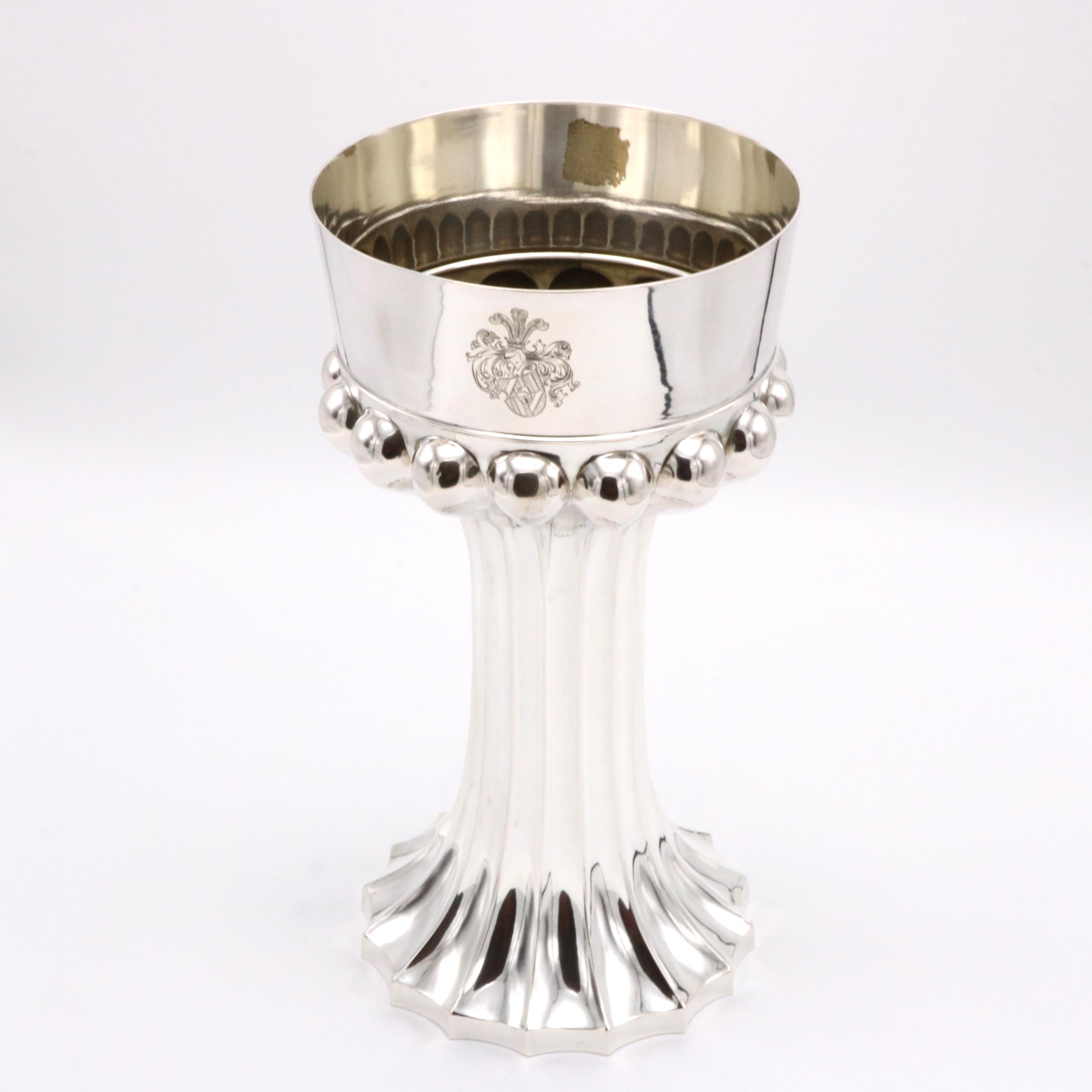 Un raffinato vaso austriaco in argento del periodo Art Deco di WollenWeber, proveniente dall'Austria e risalente al 1930 circa. Marchio WollenWeber 800 sulla base.