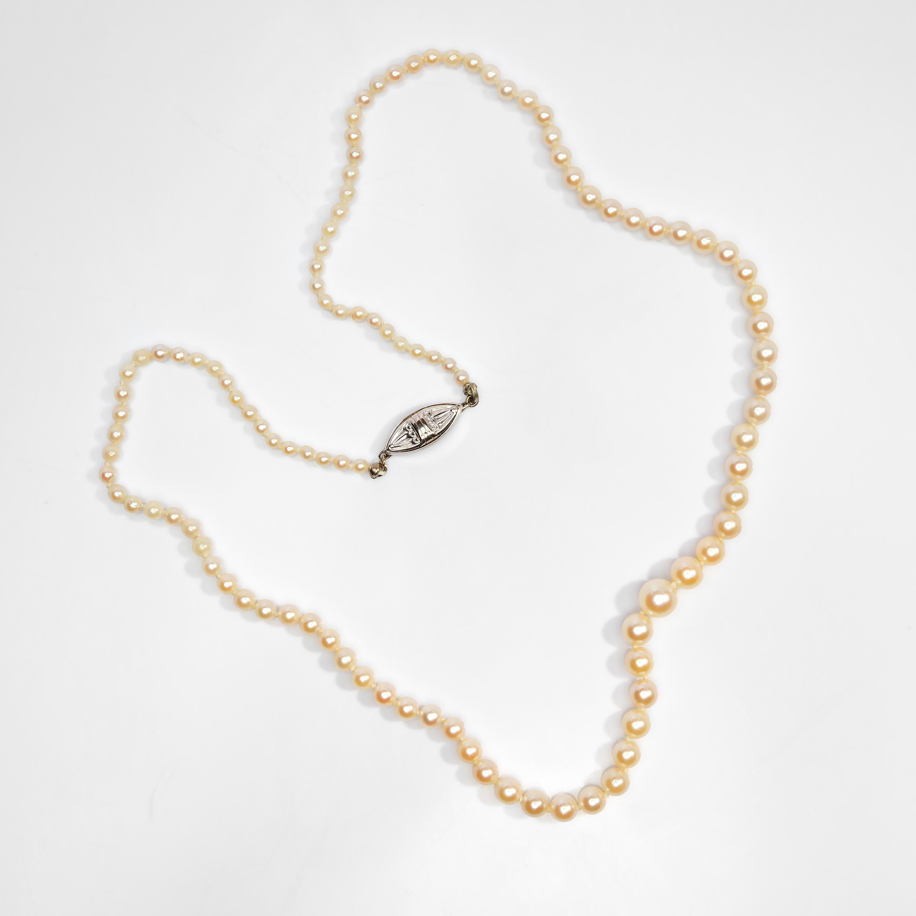 Art Deco Petite Strand of Cultured Saltwater Pearls In Excellent Condition For Sale In Southbury, CT