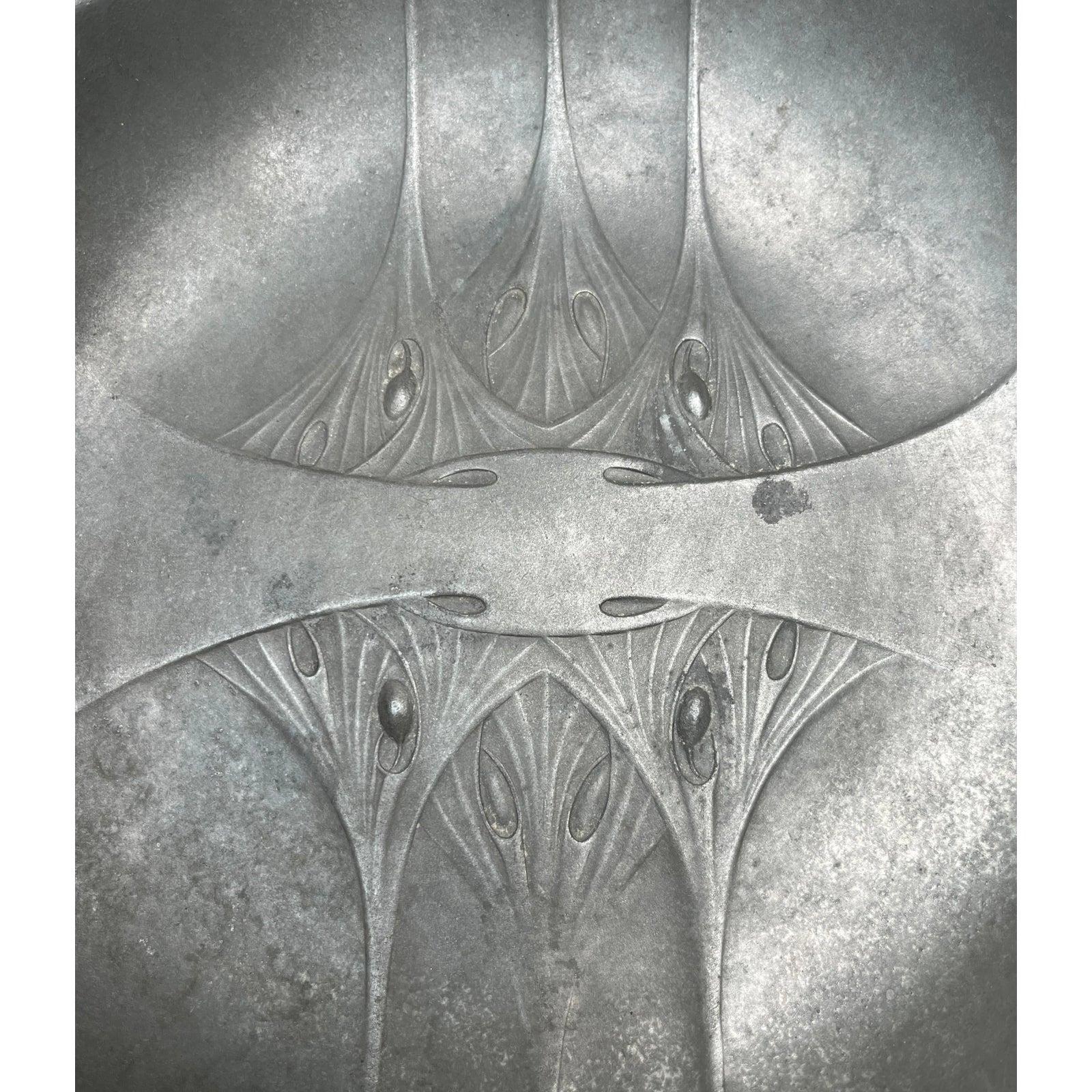 Art Deco Pewter 4913 Bowl from Kayser Zinn, in Good conditions. Designed 1920 to 1949 This piece has an attribution mark.

Additional information:
Materials: Metal
Country of Origin: Germany
Color: Gray
Item Type: Vintage, Antique or