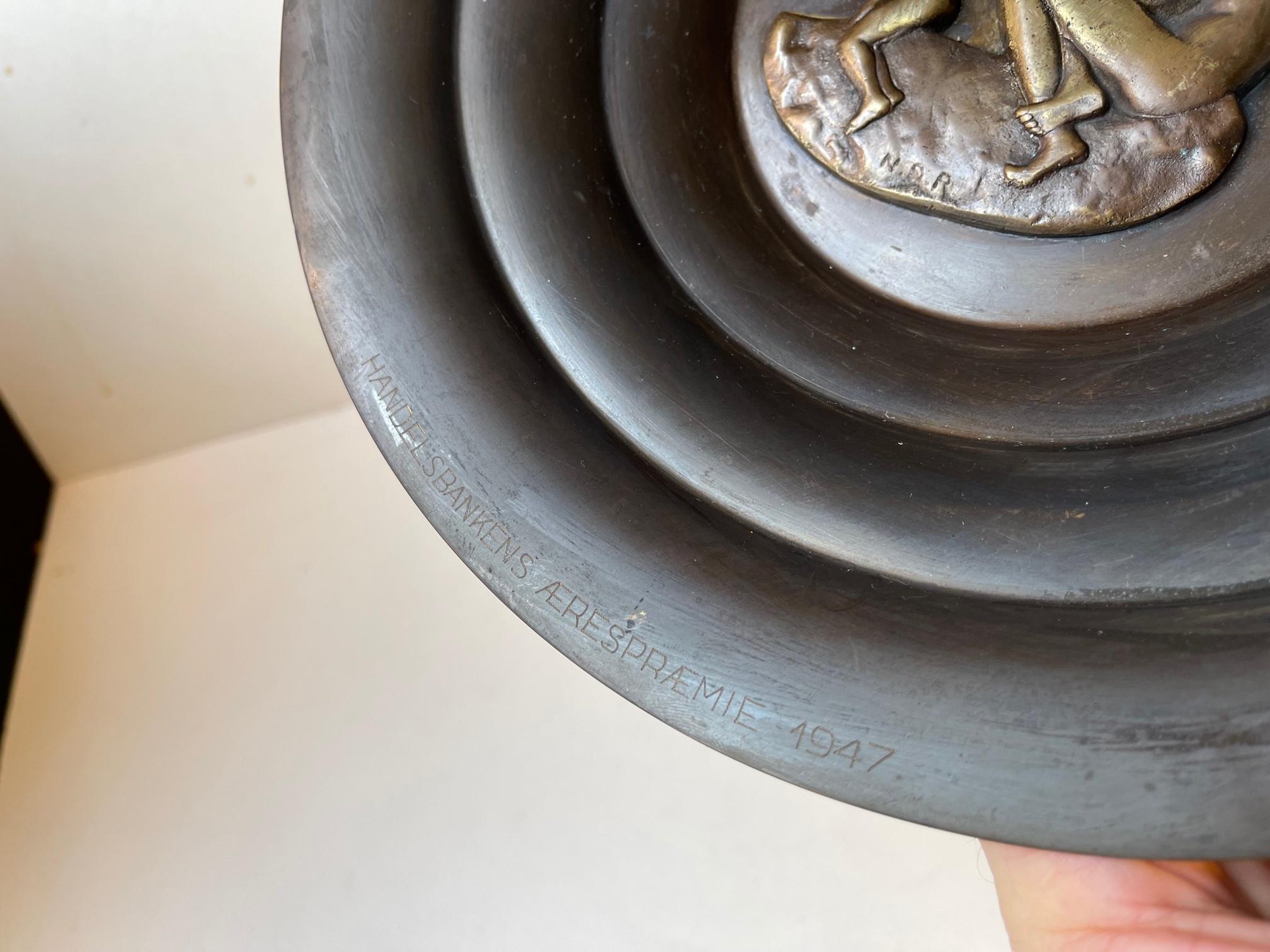 Art Deco Pewter and Bronze Bowl with Intimate Mother and Child Motif, 1940s In Good Condition For Sale In Esbjerg, DK