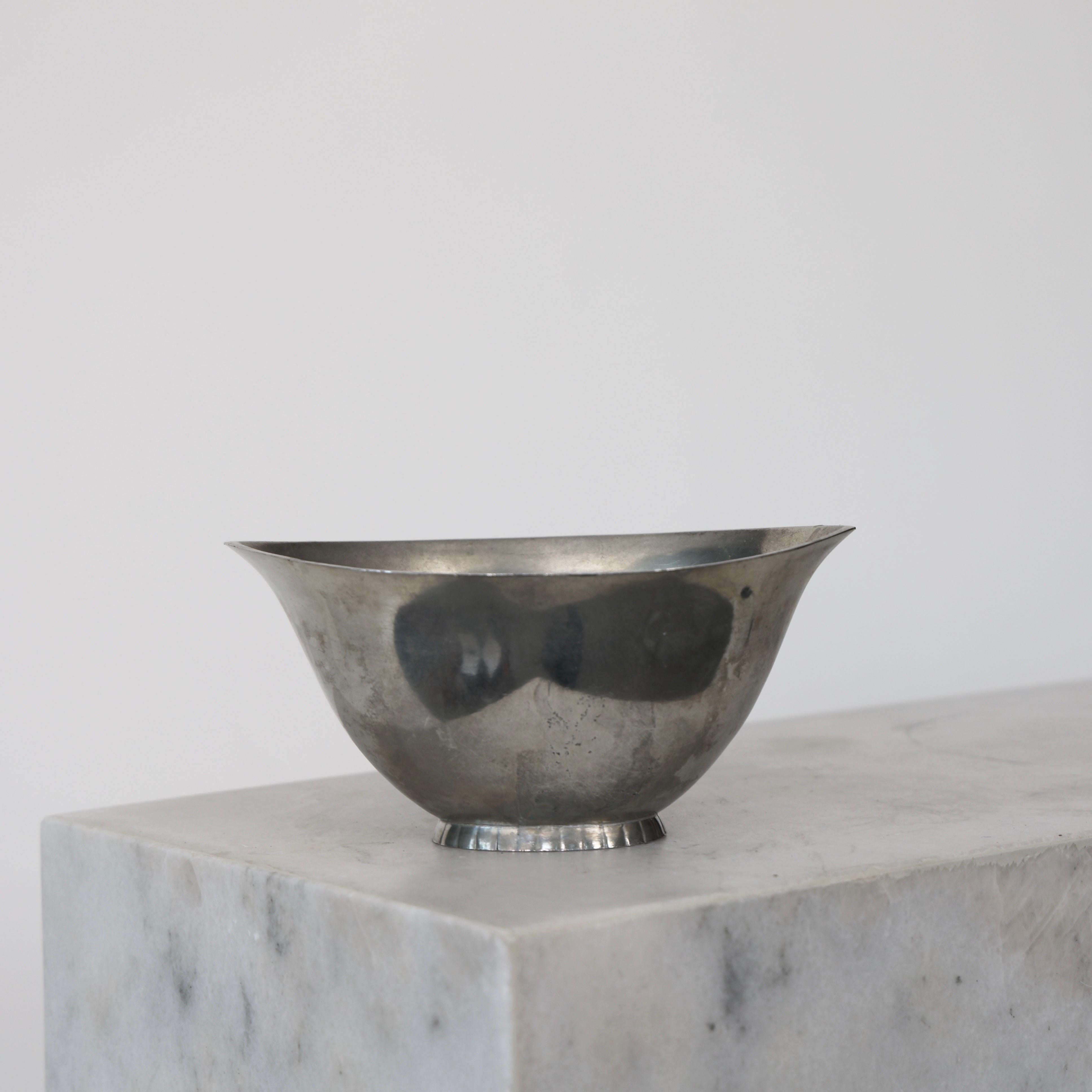 Pewter Bowl designed by Just Andersen in the 1920s. A beautiful piece for an exquisite table.

* Oval pewter bowl on foot
* Designer: Just Andersen
* Model: 1239
* Year: 1918-1929
* Condition: Good vintage condition. Makers engravings intact. Fine