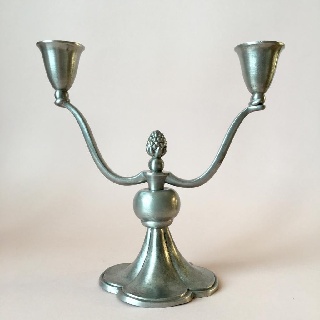 - Numbered 769
- Features nice snail details under the cups and a cone in a central part.