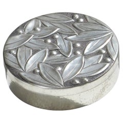 Scatola per caramelle in peltro Art déco di René Delavan, anni '30