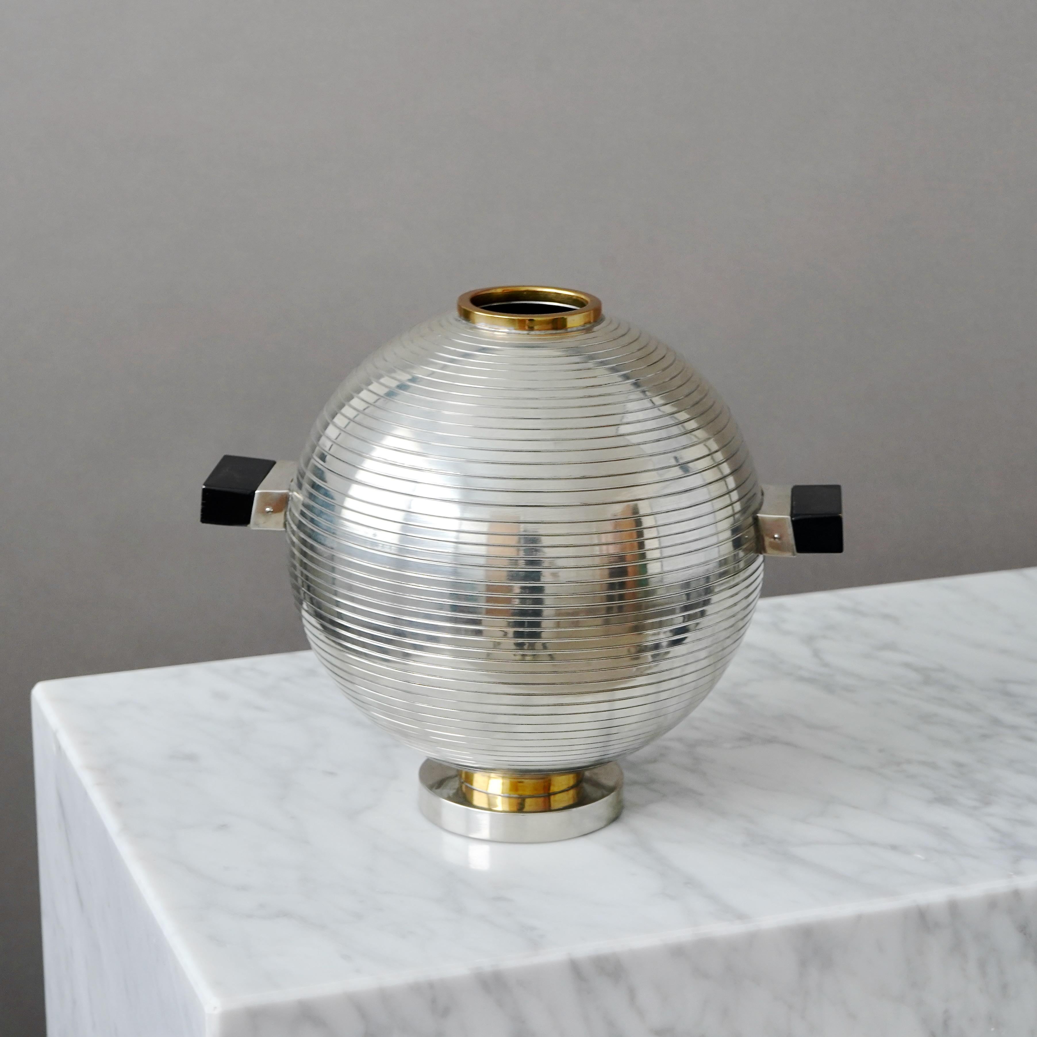 Una splendida ciotola in peltro con dettagli in ottone e manici in Wood.
Disegnata da Nils Fougstedt nel 1929 e prodotta a partire dal 1930 da Nils Svenskt Tenn, Stoccolma, Svezia. Questo vaso è stato realizzato nel 2017. 

Condizioni