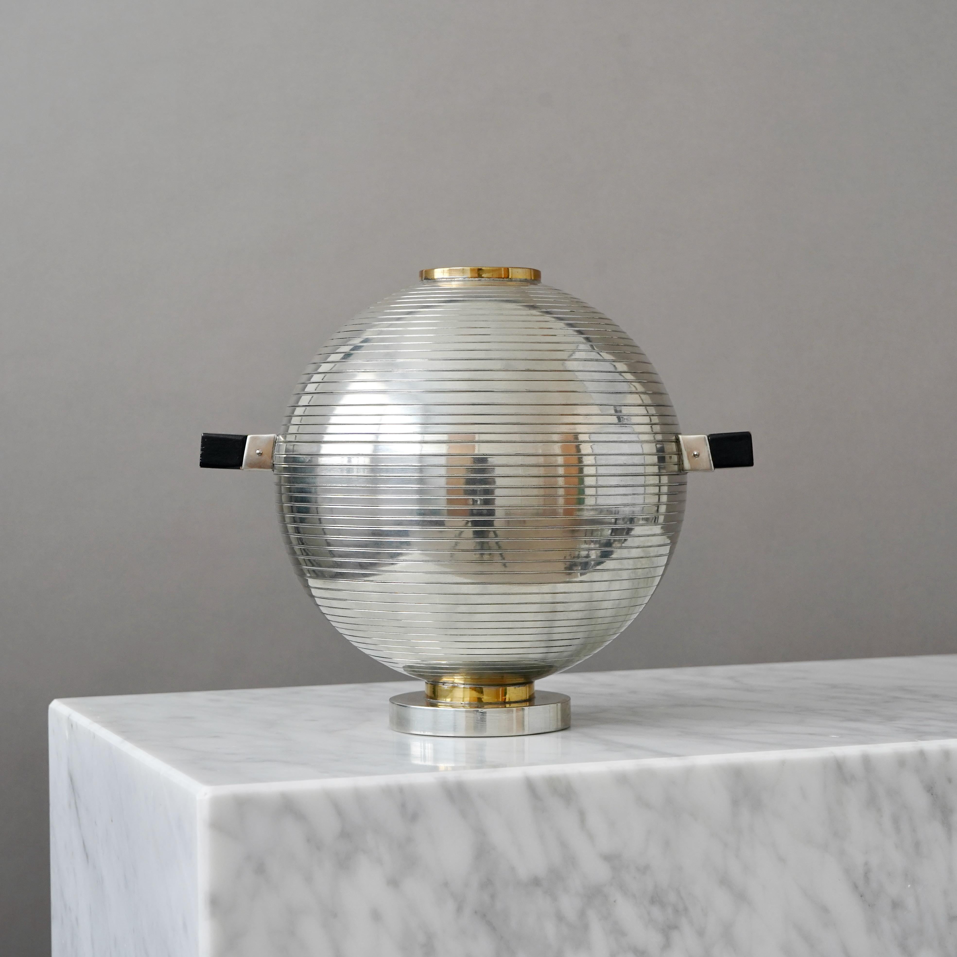 Svedese Vaso a globo in peltro Art Déco di Nils Fougstedt per Svenskt Tenn, Svezia, 1930. in vendita