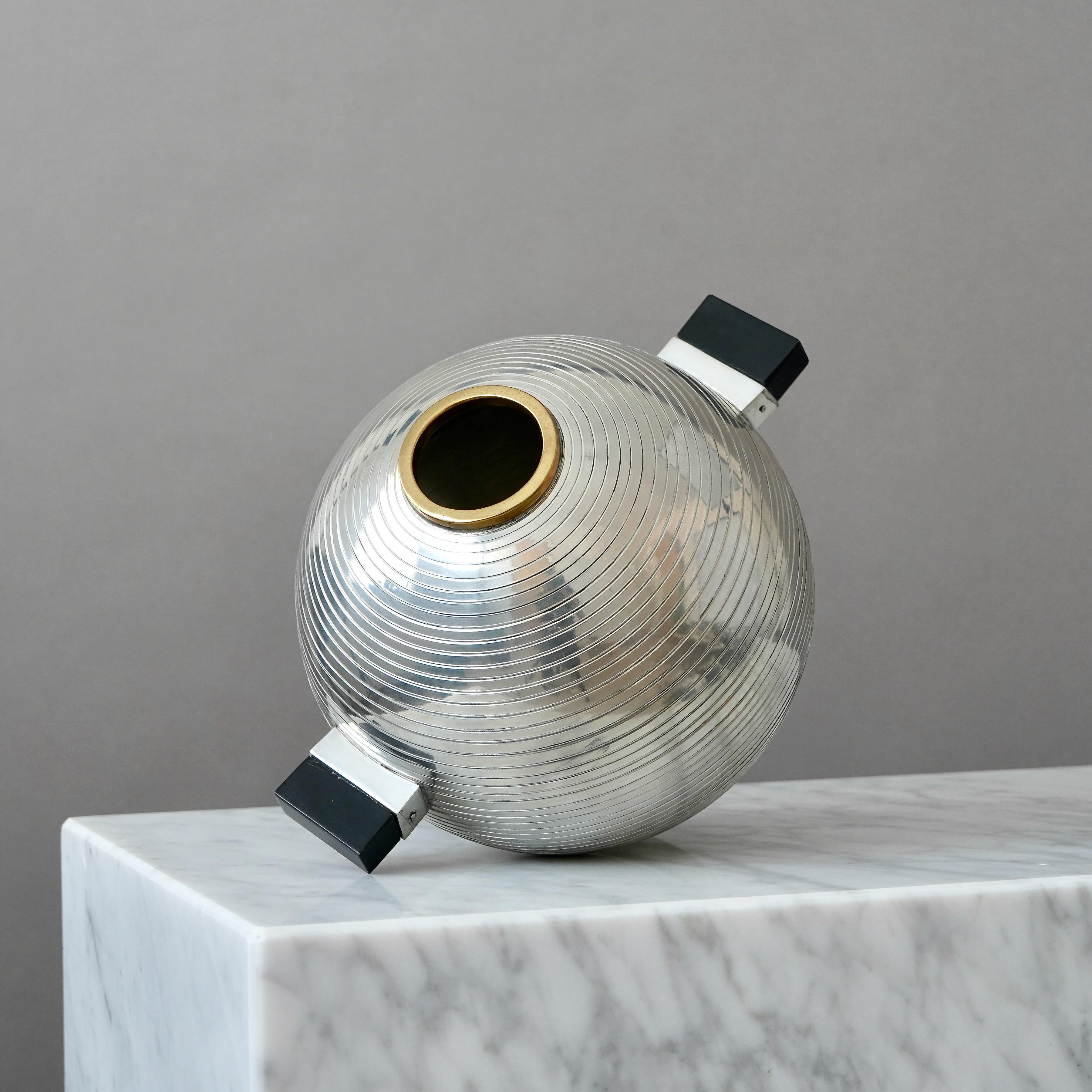 Lucidato Vaso a globo in peltro Art Déco di Nils Fougstedt per Svenskt Tenn, Svezia, 1930. in vendita