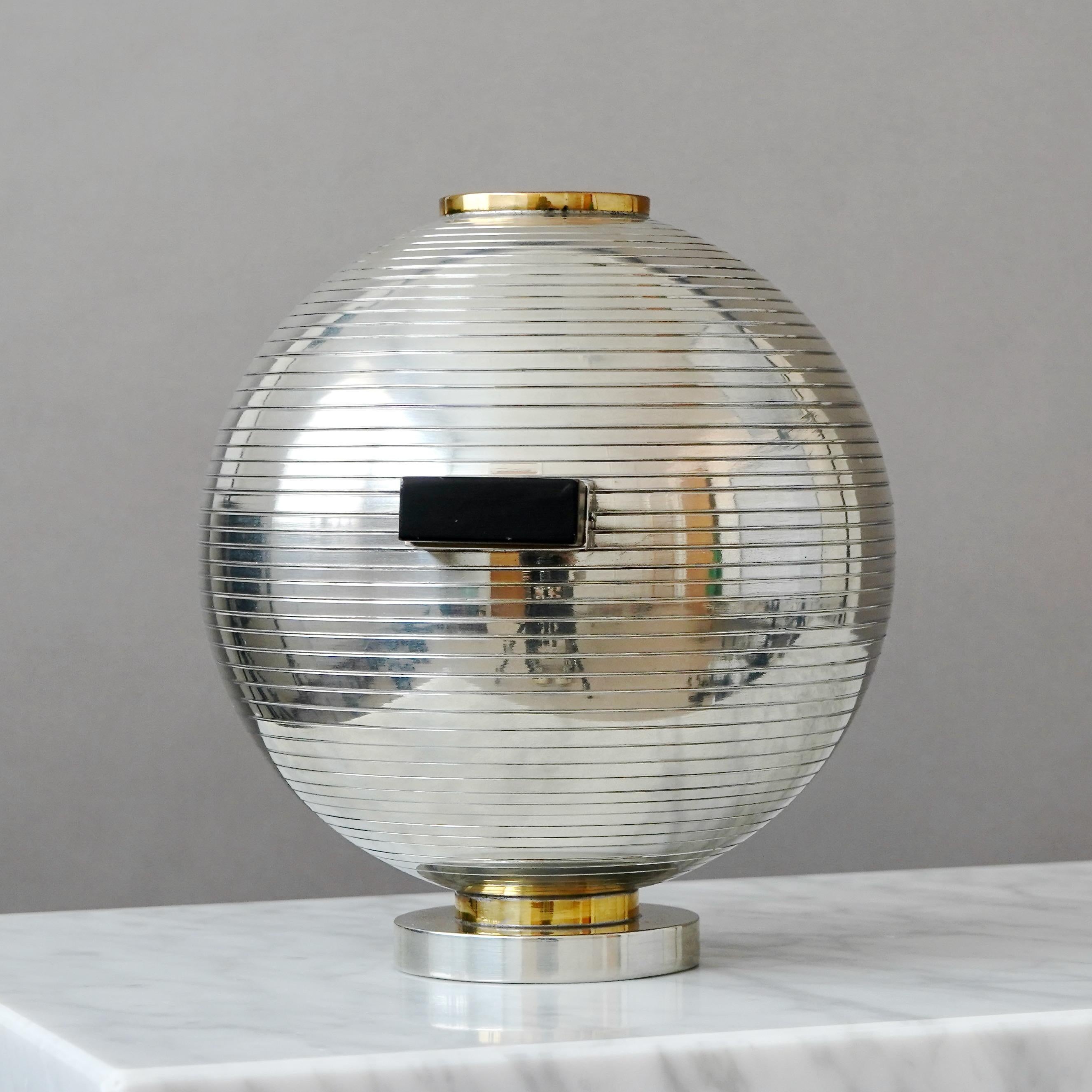 Vaso a globo in peltro Art Déco di Nils Fougstedt per Svenskt Tenn, Svezia, 1930. In condizioni buone in vendita a Malmö, SE