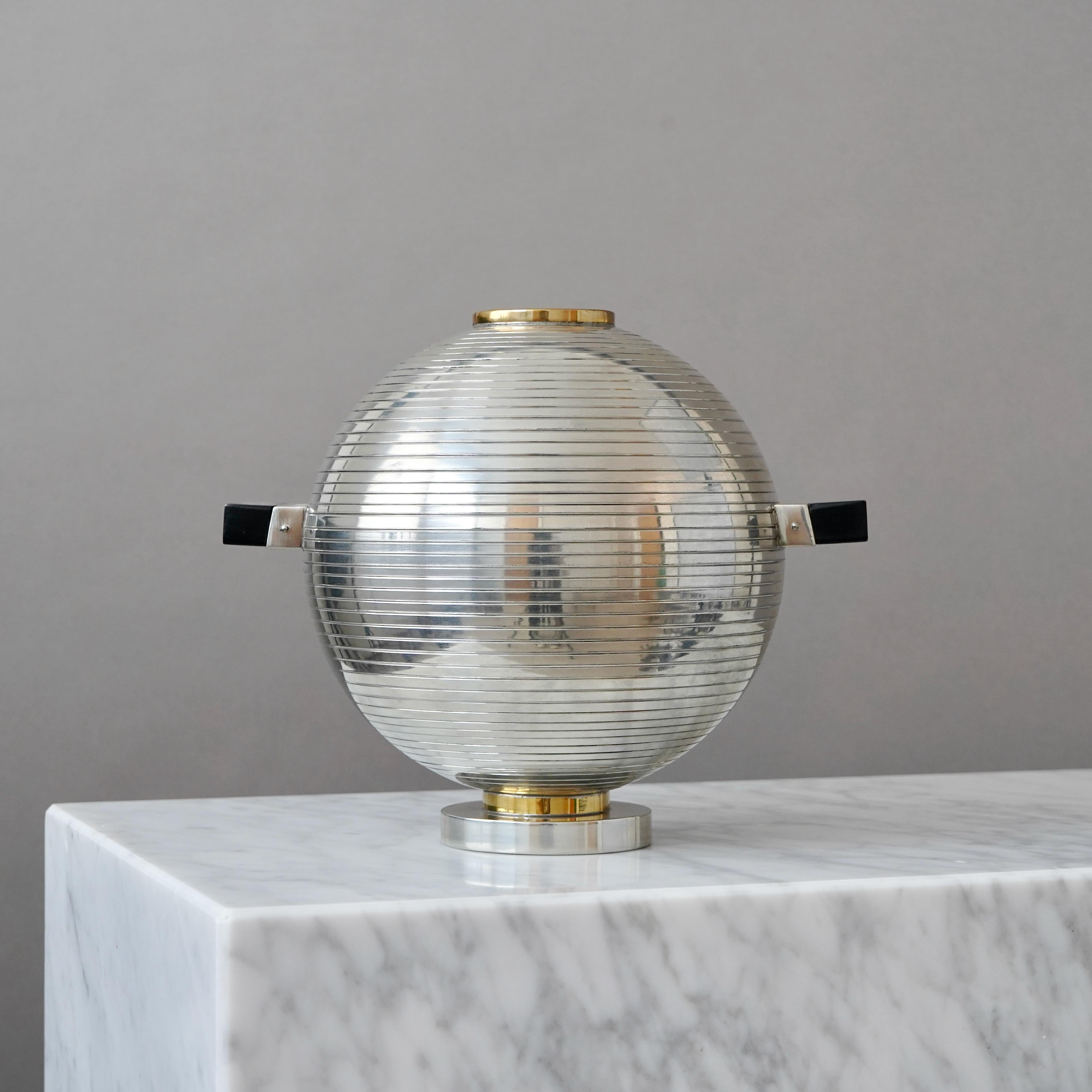 Ottone Vaso a globo in peltro Art Déco di Nils Fougstedt per Svenskt Tenn, Svezia, 1930. in vendita