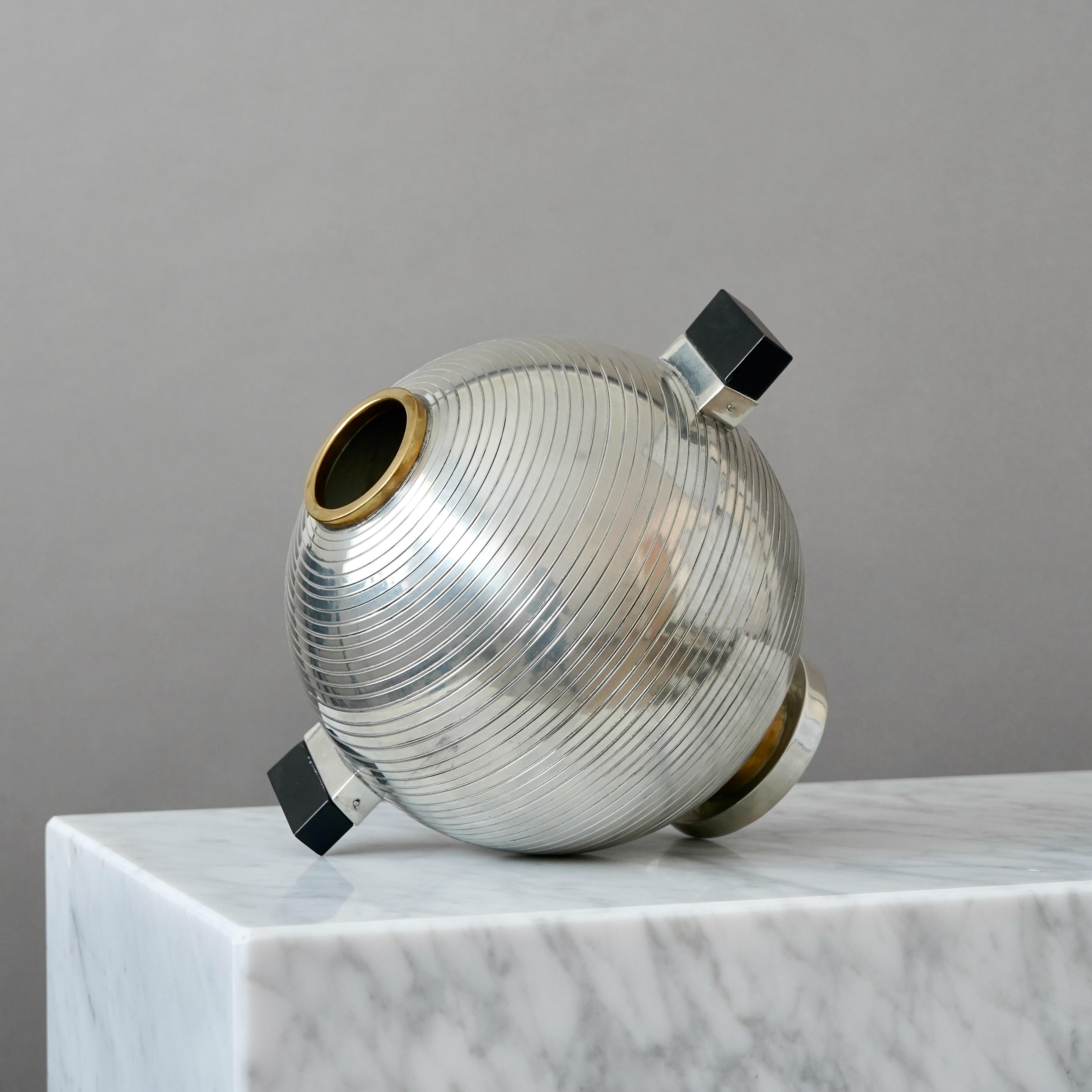 Vaso a globo in peltro Art Déco di Nils Fougstedt per Svenskt Tenn, Svezia, 1930. in vendita 1