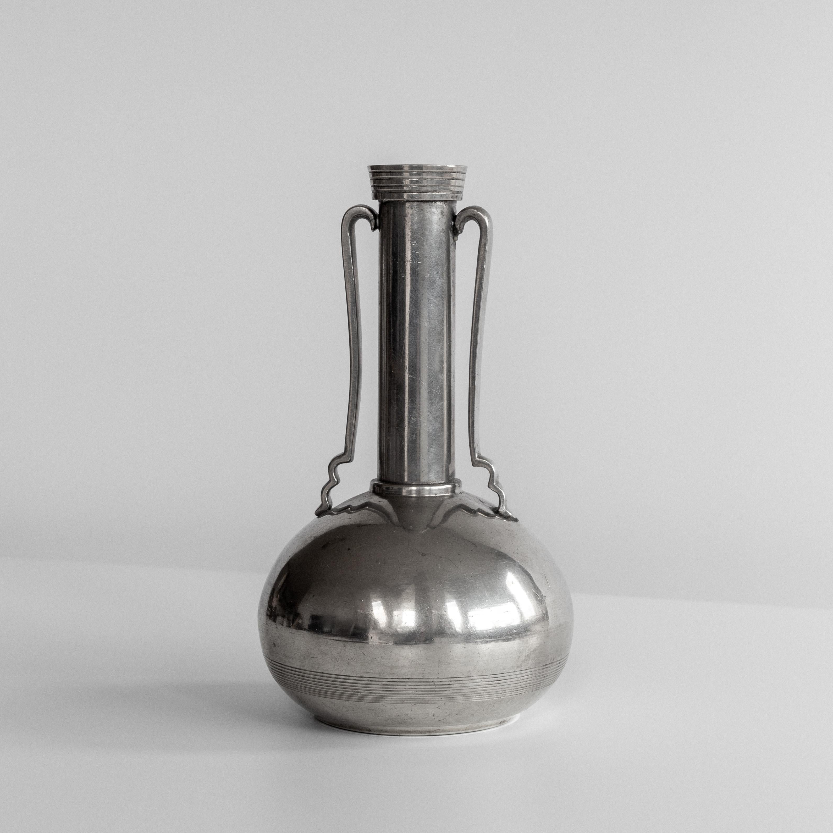 Eine Art-Déco-Vase aus Zinn, die 1935 von der angesehenen schwedischen Firma GAB (Guldsmedsaktiebolaget) hergestellt wurde, ist ein Beispiel für das schlichte, minimalistische Design, das die skandinavische Handwerkskunst dieser Zeit