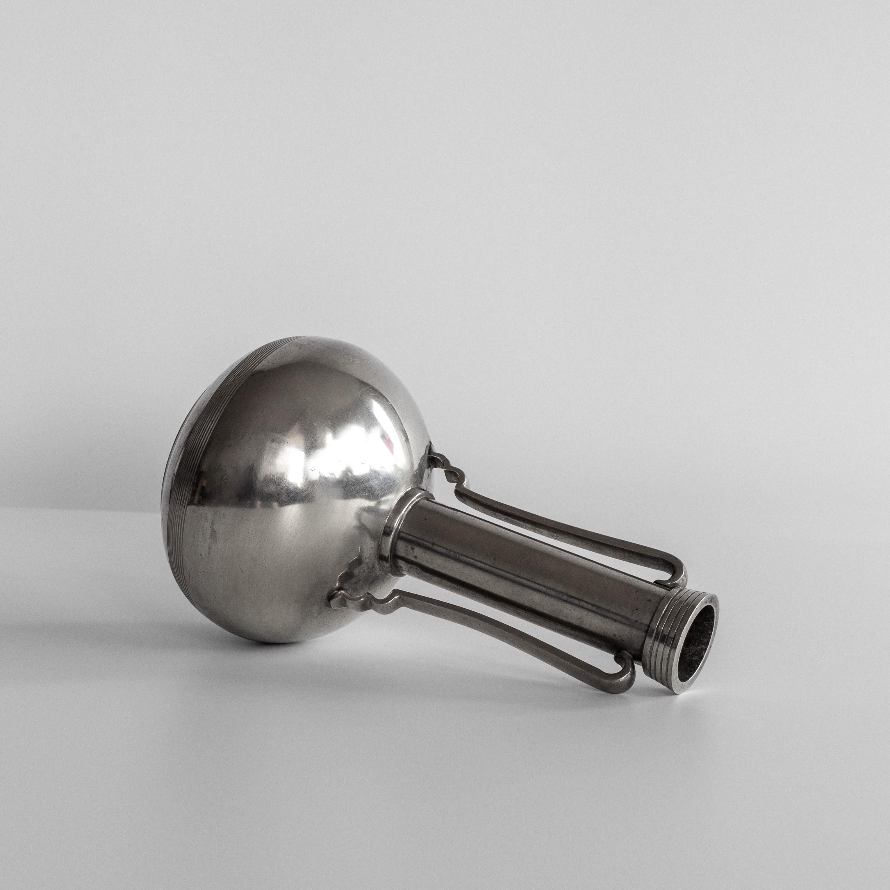 Art-Déco-Vase aus Zinn mit Henkel von GAB Guldsmedsaktiebolaget, Schwedische Grace, 1930er Jahre (Art déco) im Angebot