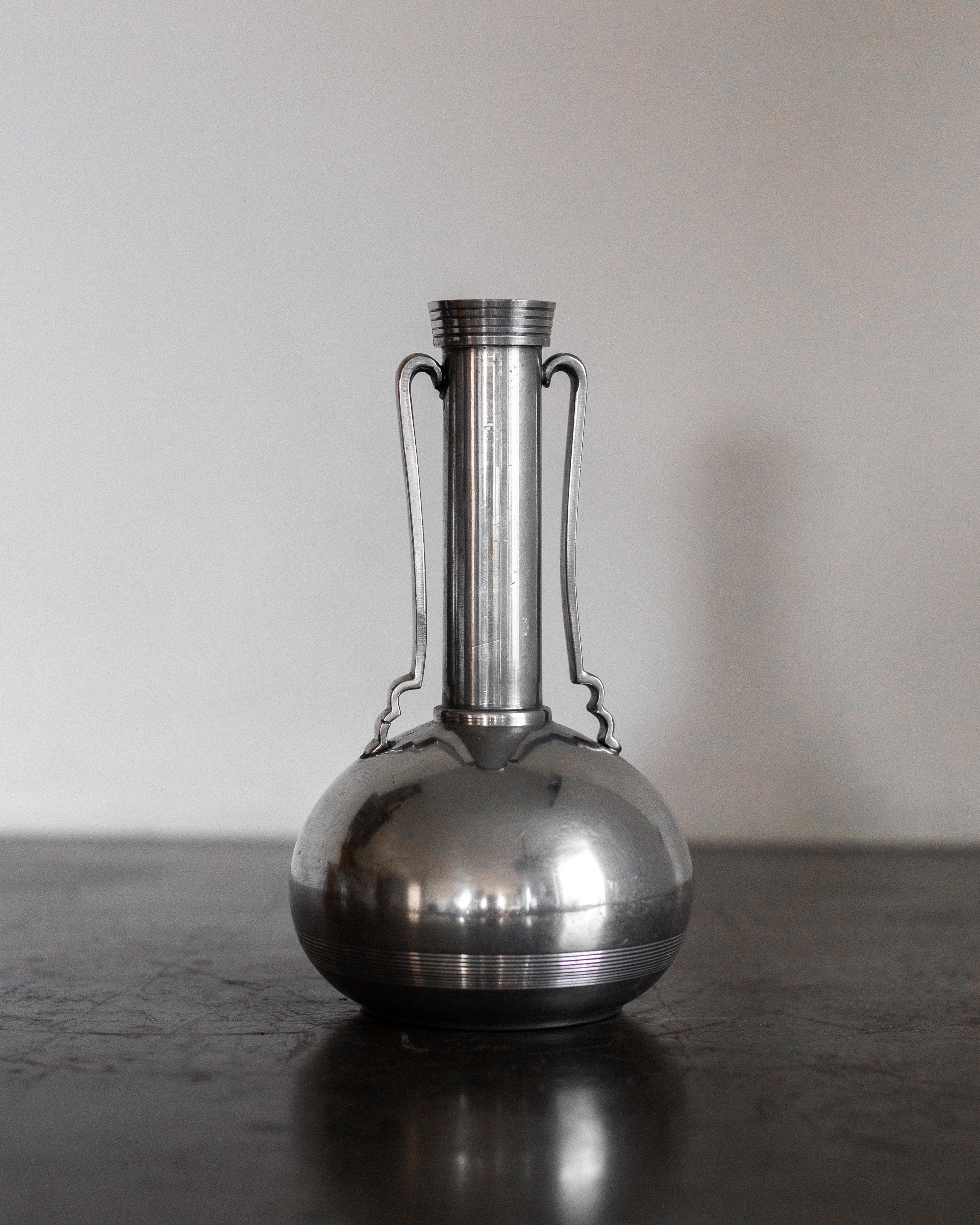 Art-Déco-Vase aus Zinn mit Henkel von GAB Guldsmedsaktiebolaget, Schwedische Grace, 1930er Jahre (Mitte des 20. Jahrhunderts) im Angebot