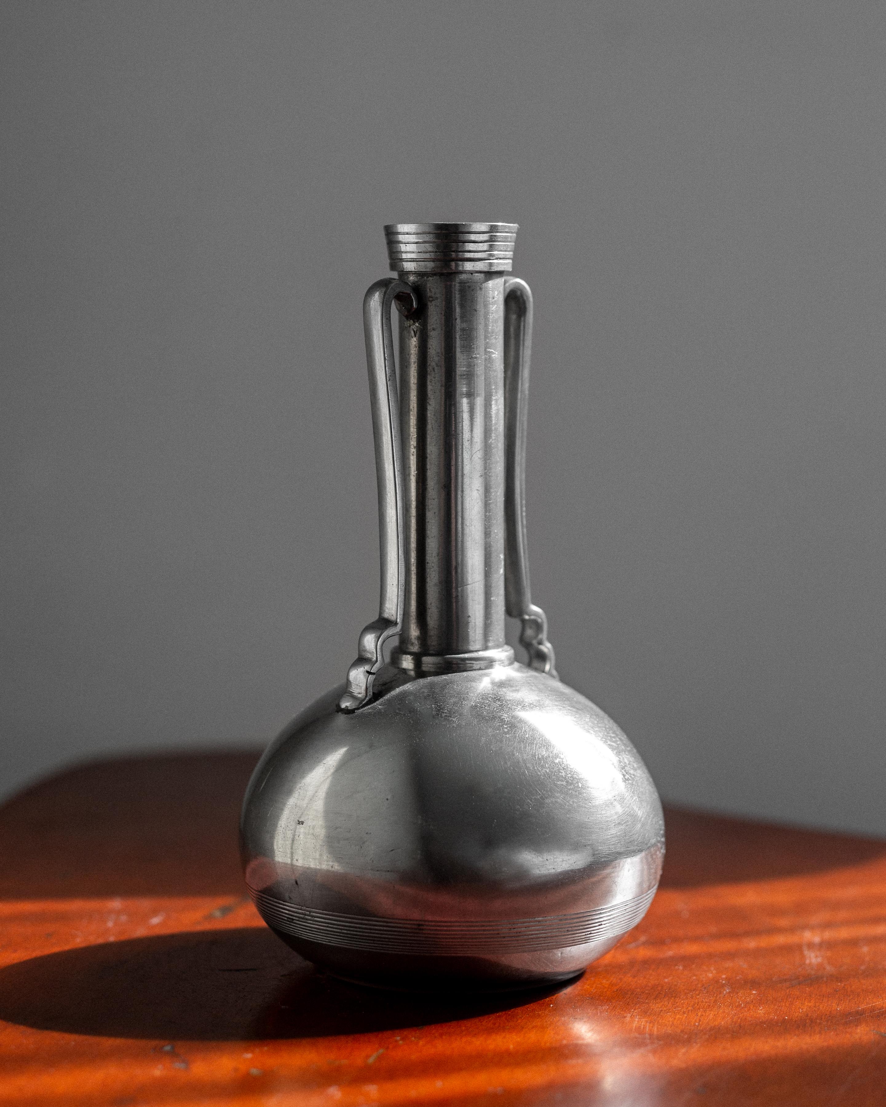 Art-Déco-Vase aus Zinn mit Henkel von GAB Guldsmedsaktiebolaget, Schwedische Grace, 1930er Jahre (Hartzinn) im Angebot