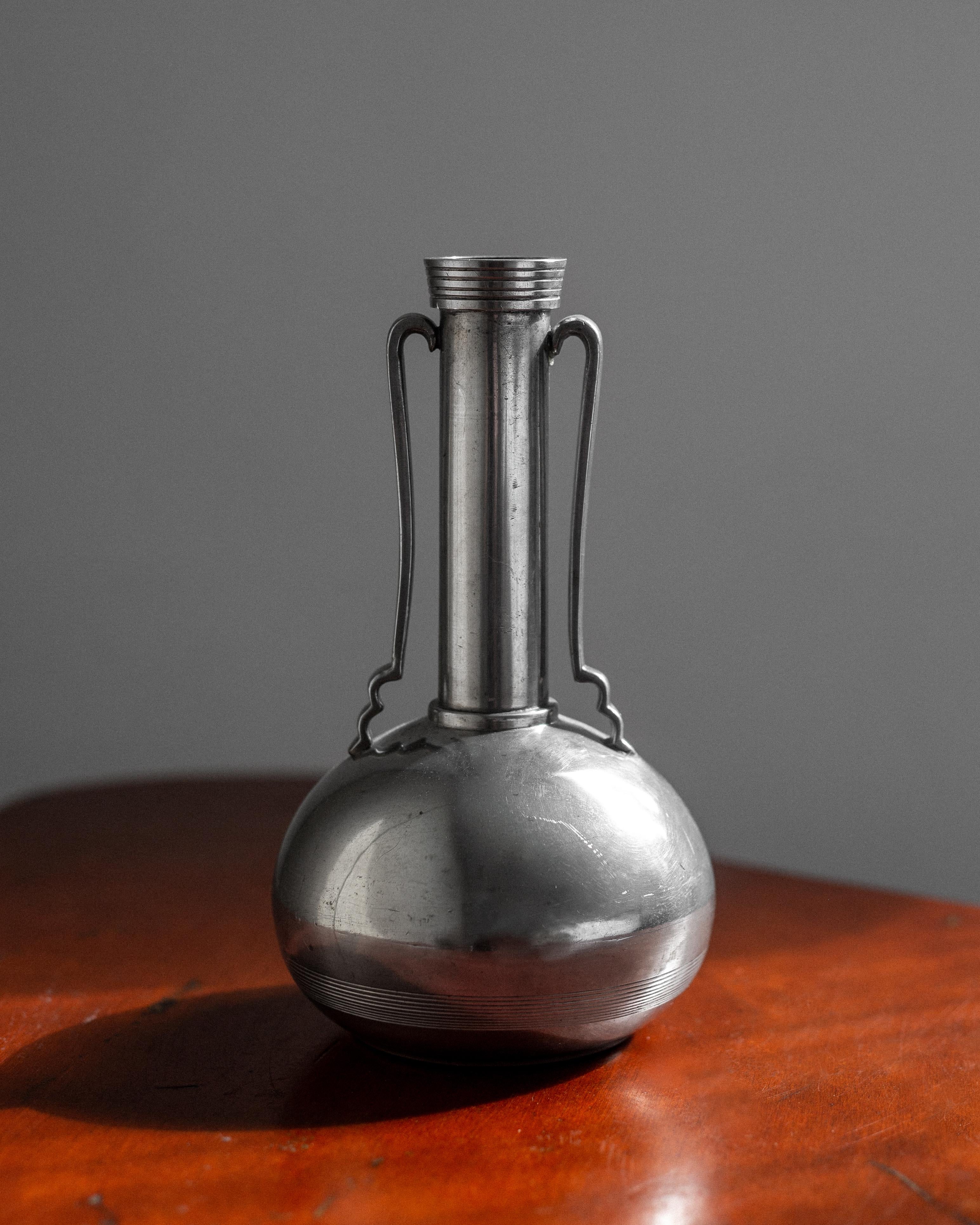 Art-Déco-Vase aus Zinn mit Henkel von GAB Guldsmedsaktiebolaget, Schwedische Grace, 1930er Jahre im Angebot 1