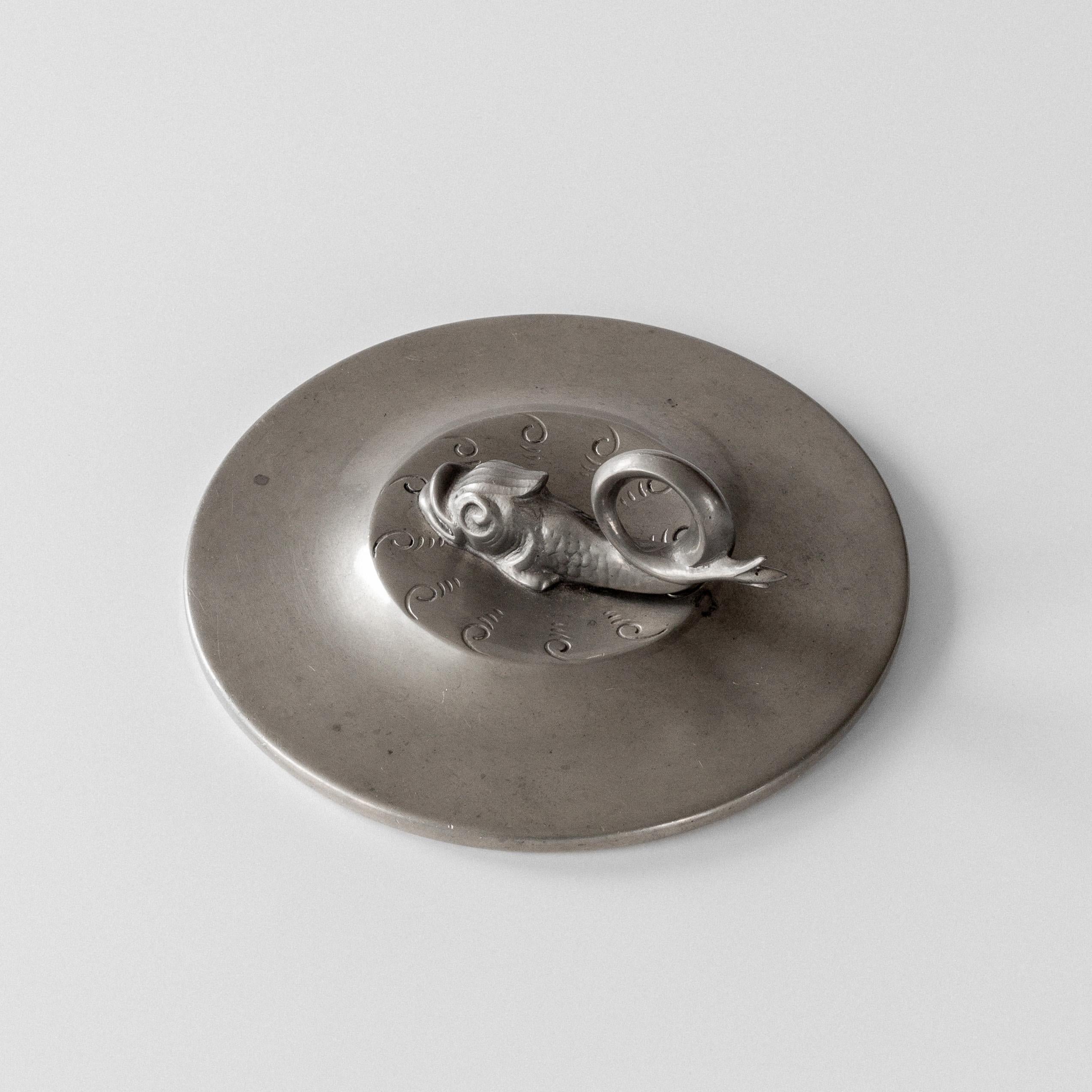 Suédois Miroir à la main Art Déco en métal étain avec poissons koï, années 1920, Swedish Grace en vente