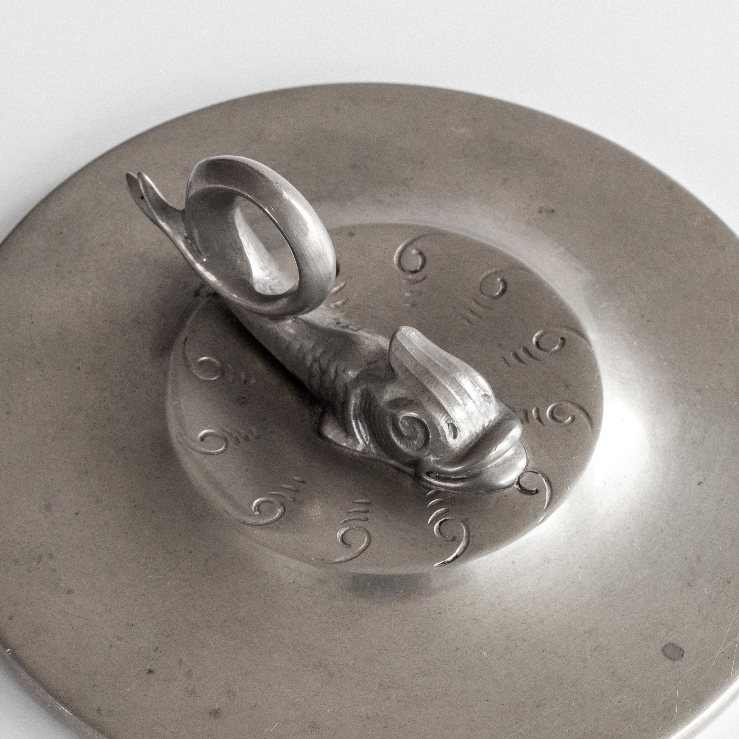 Ferronnerie Miroir à la main Art Déco en métal étain avec poissons koï, années 1920, Swedish Grace en vente