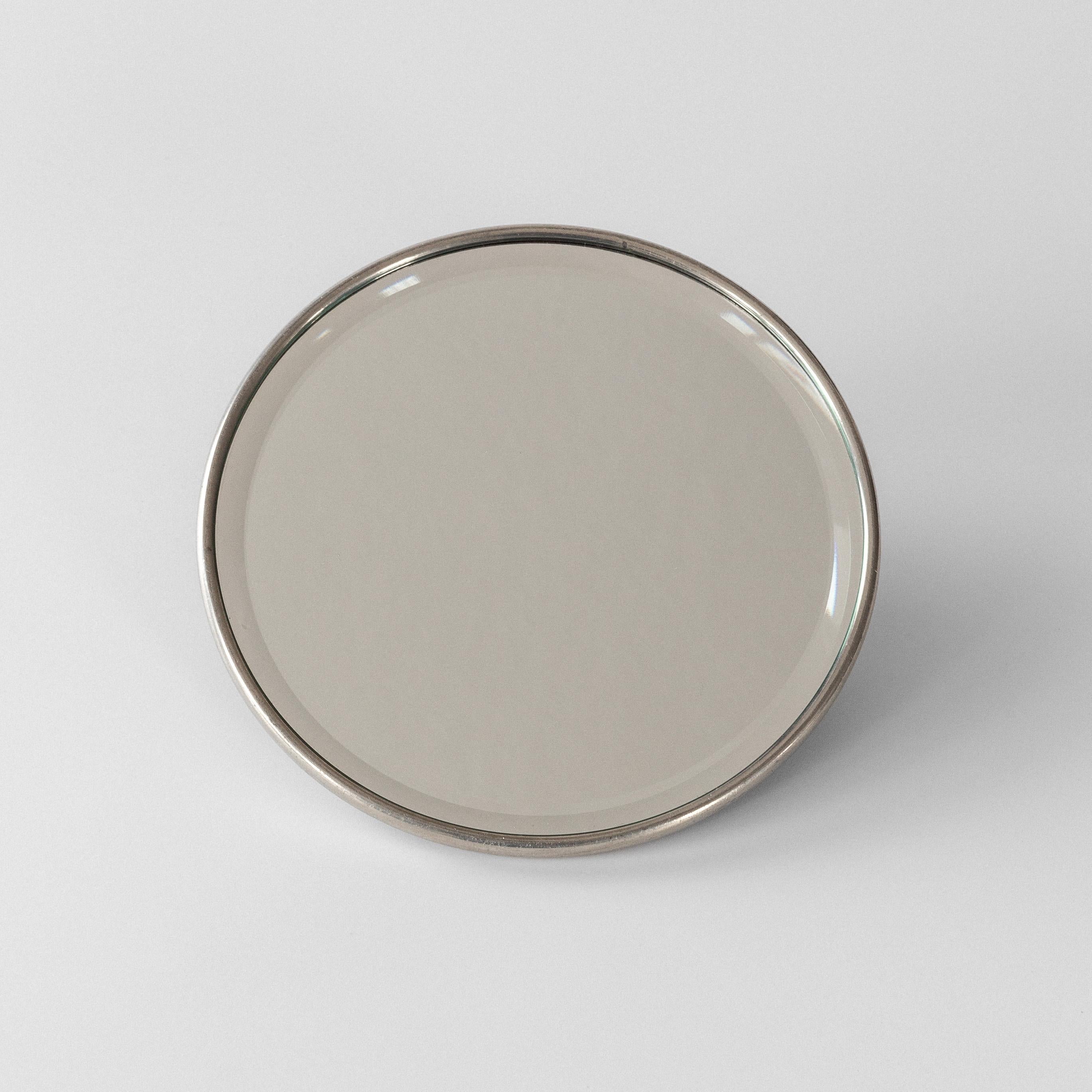 Miroir à la main Art Déco en métal étain avec poissons koï, années 1920, Swedish Grace Bon état - En vente à Stockholm, SE