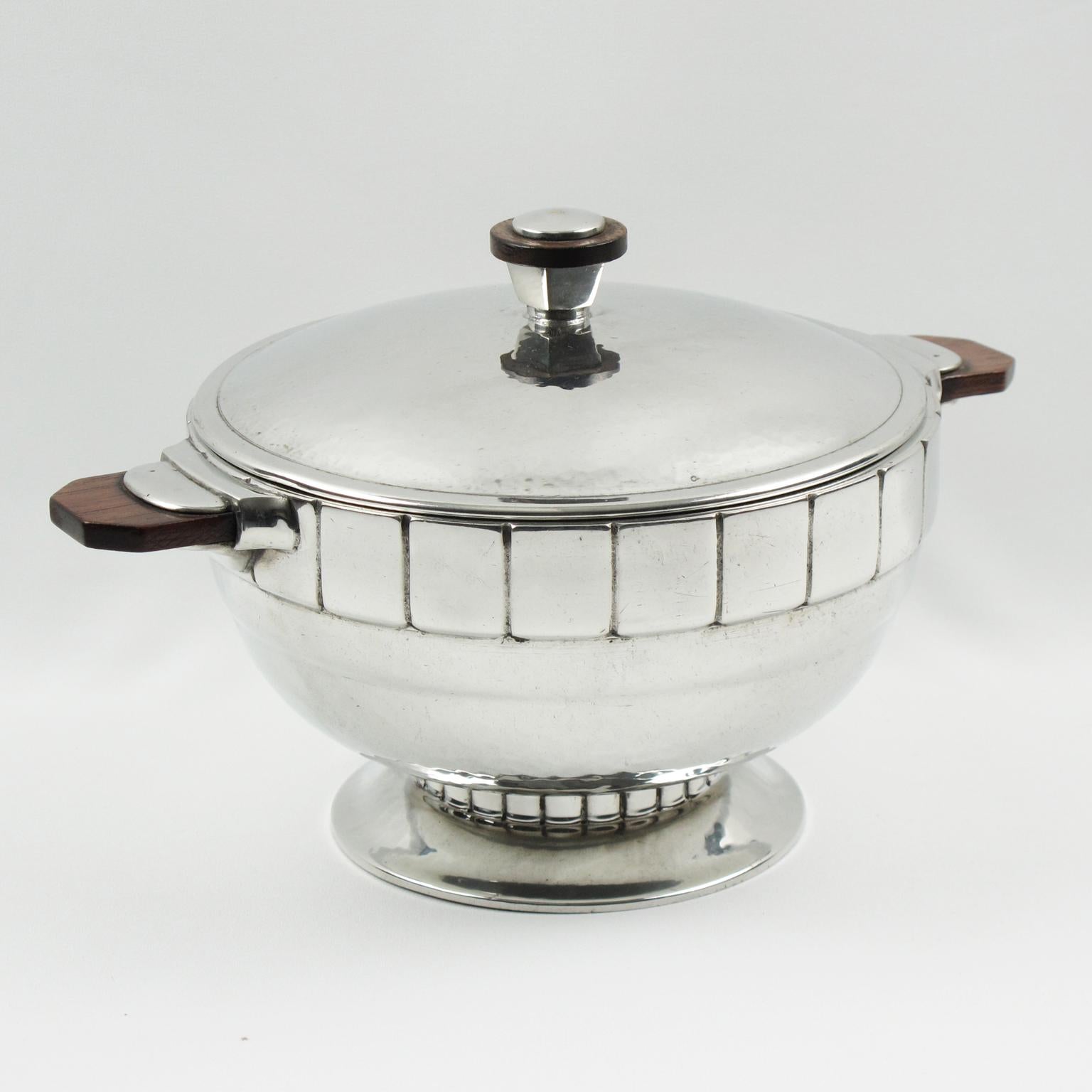 Moderno Centrotavola coperto con zuppiera in peltro Art Deco di H. H. Svizzera, circa 1940 in vendita