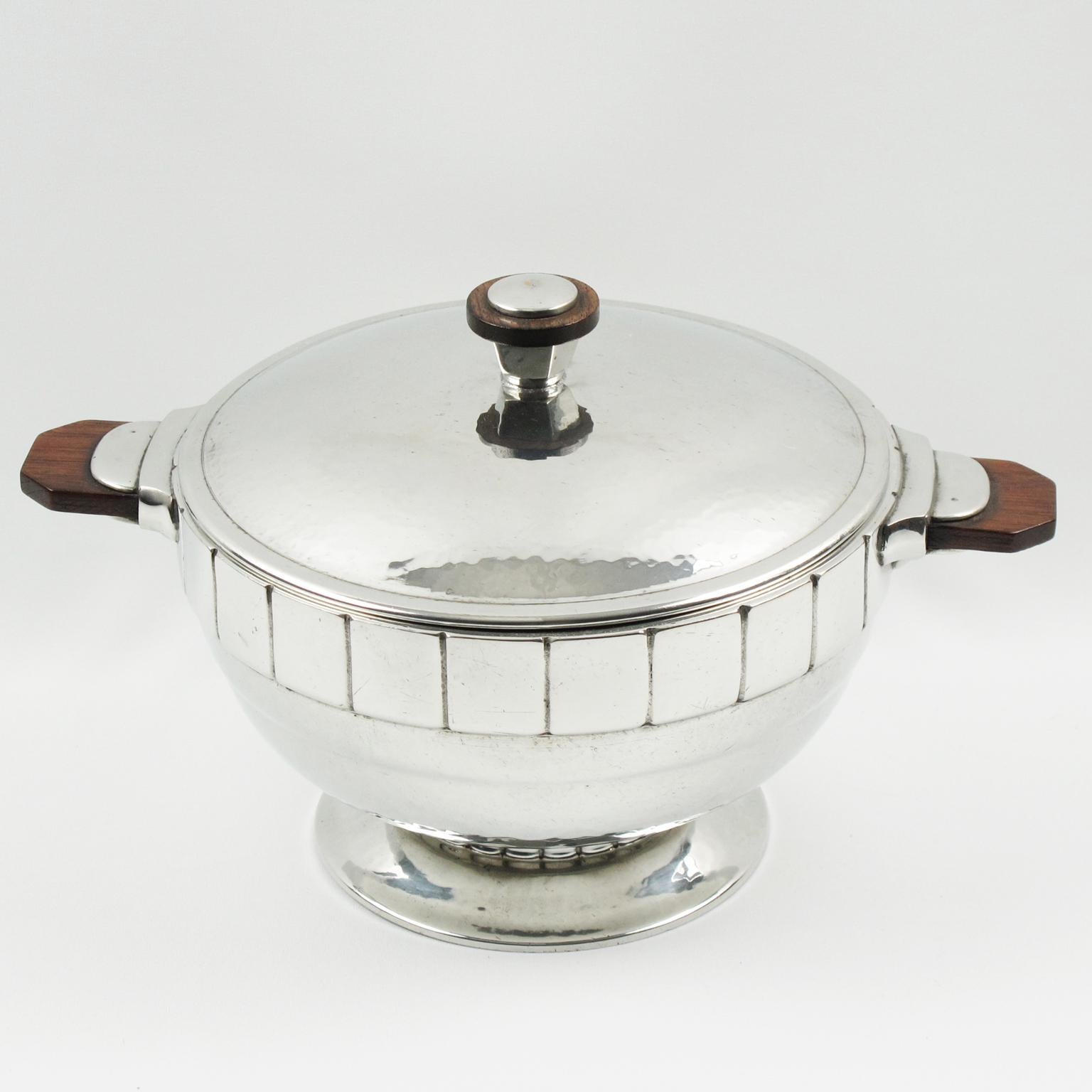 Centrotavola coperto con zuppiera in peltro Art Deco di H. H. Svizzera, circa 1940 In condizioni buone in vendita a Atlanta, GA