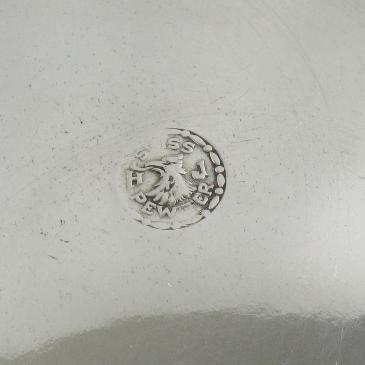 Centrotavola coperto con zuppiera in peltro Art Deco di H. H. Svizzera, circa 1940 in vendita 1